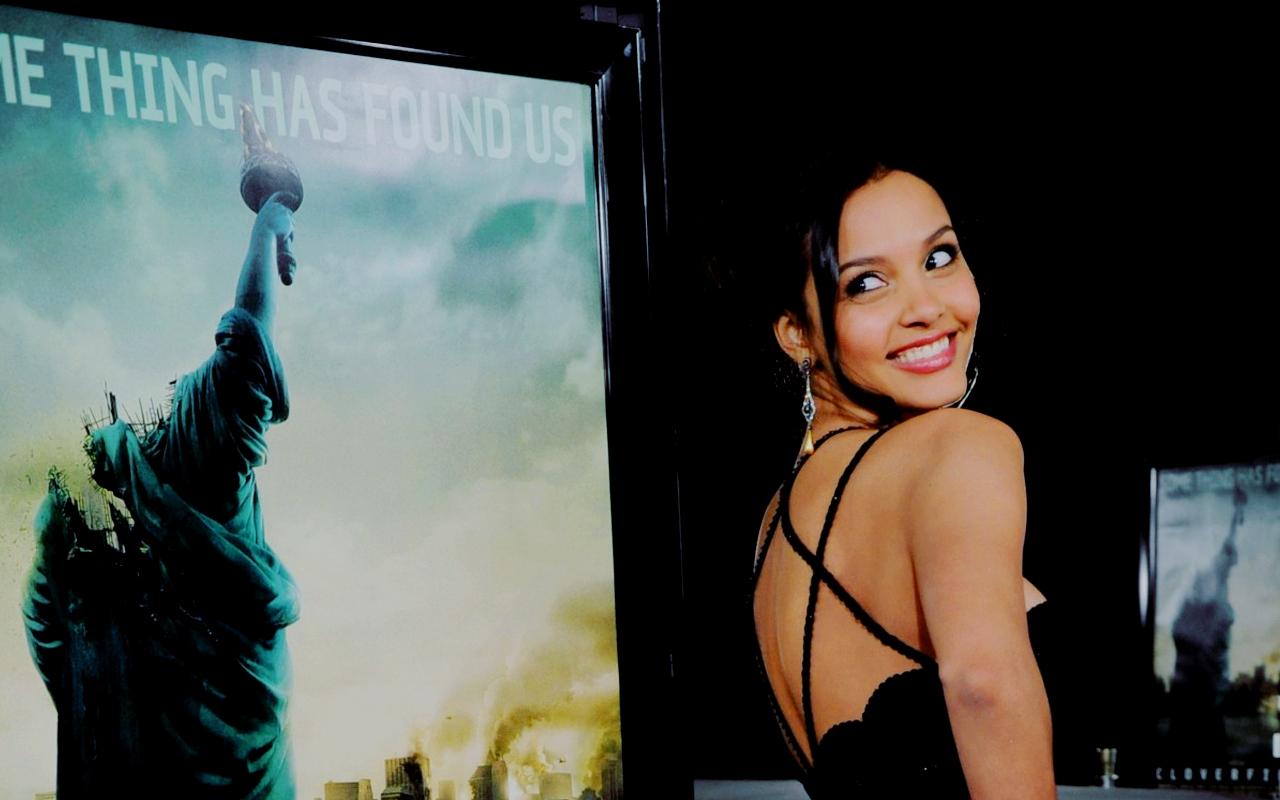 1280x800 Jessica Cloverfield Premiere Lucas Wallpaper