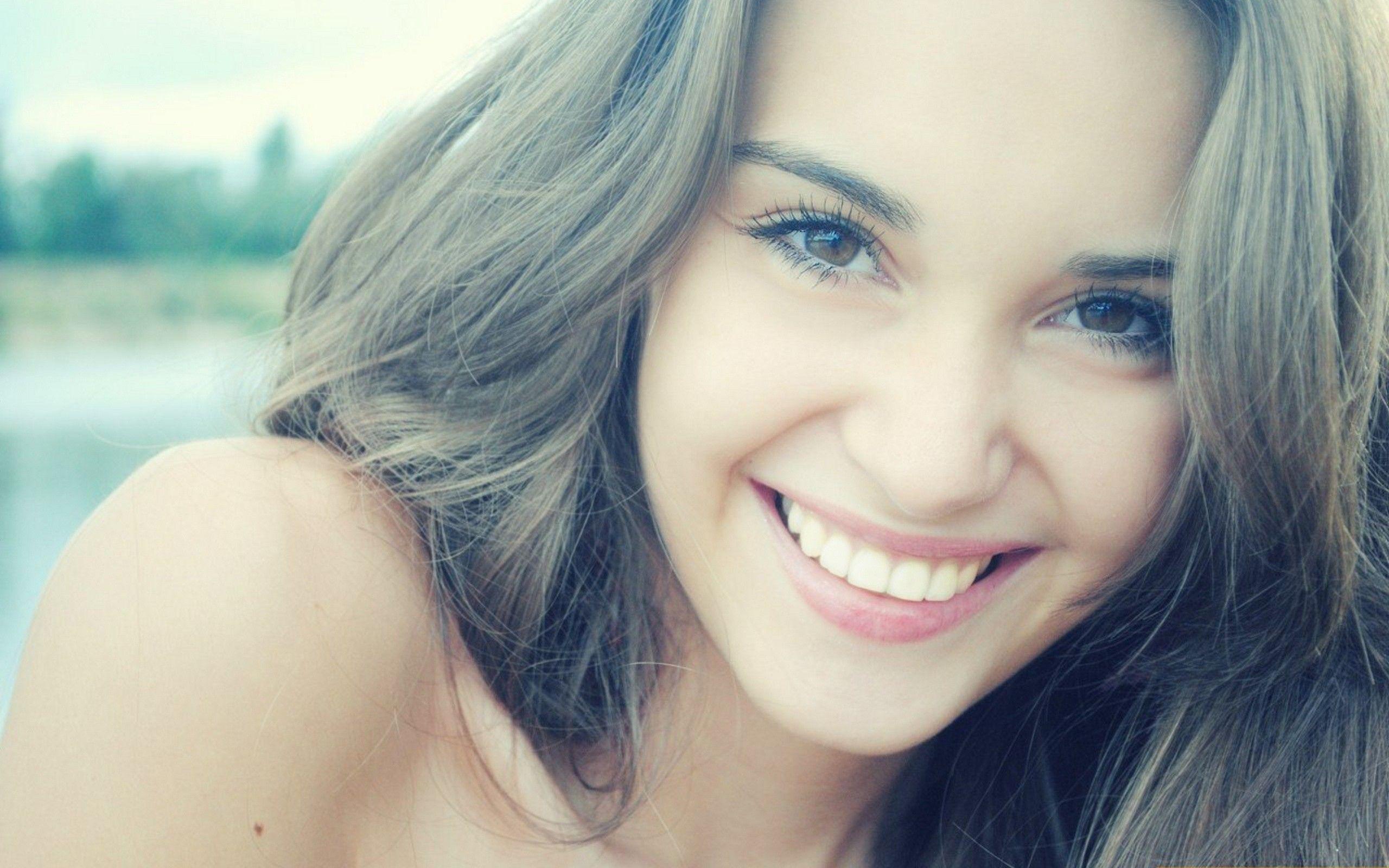 2560x1600 Smiling Women Wallpaper