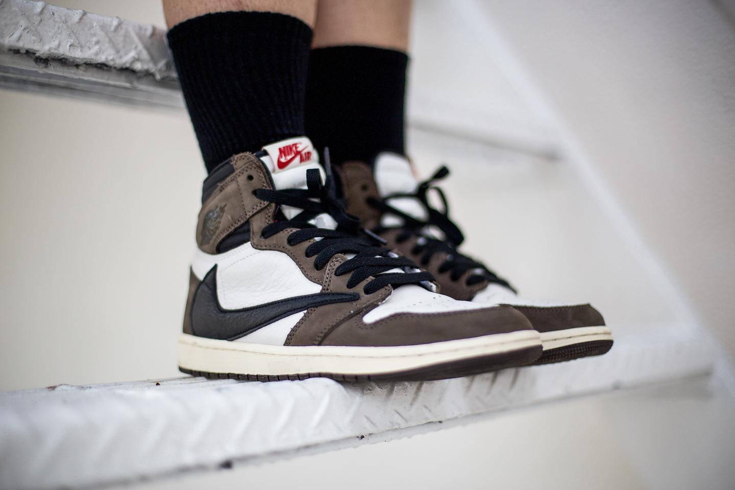 1440x960 Download Cactus Jack Travis Scott Jordan 1 On Stairs Wallpaper