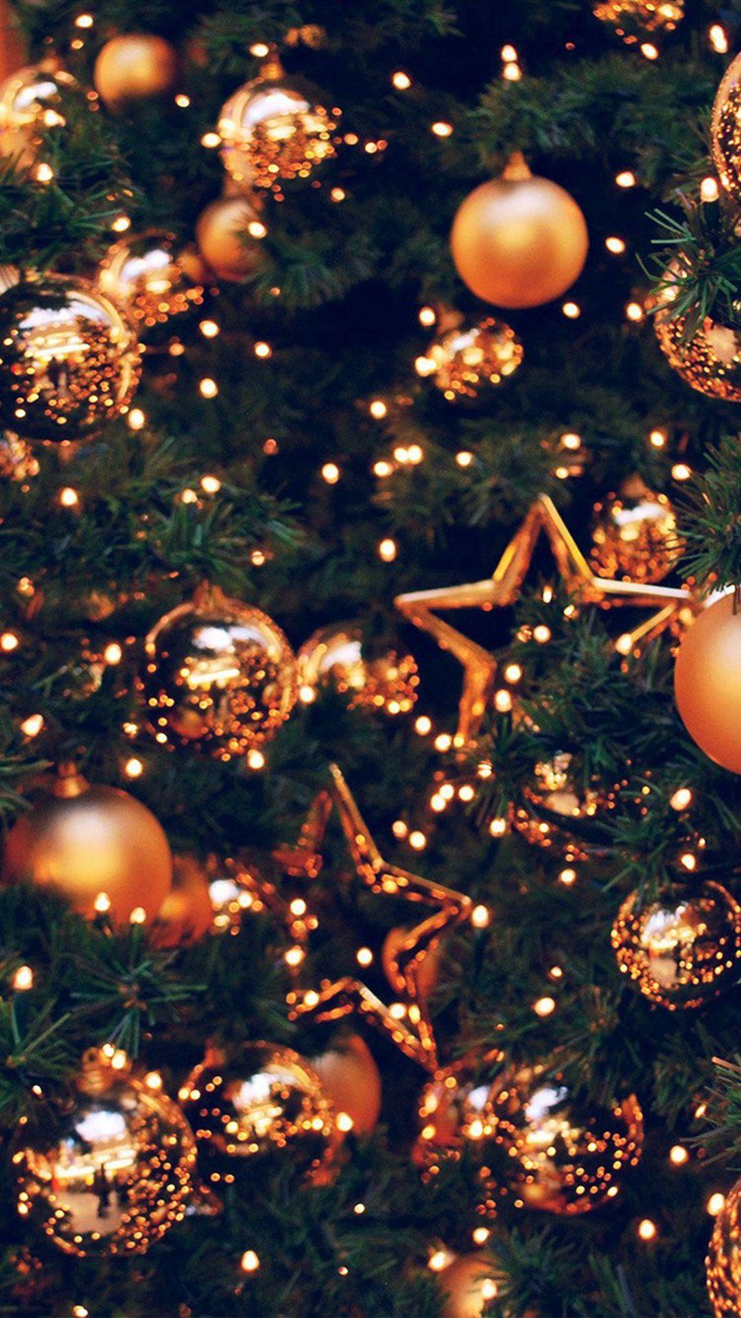 Những hình nền iPhone Giáng Sinh với đèn sẽ mang lại cho bạn ấn tượng khó quên. Những chùm đèn lấp lánh trên nền màu sắc Giáng sinh sẽ kết hợp cùng chiếc iPhone của bạn tạo ra hiệu ứng đẹp mắt. Đừng bỏ lỡ cơ hội trang trí cho chiếc iPhone của bạn với những hình nền Giáng sinh tuyệt đẹp này.