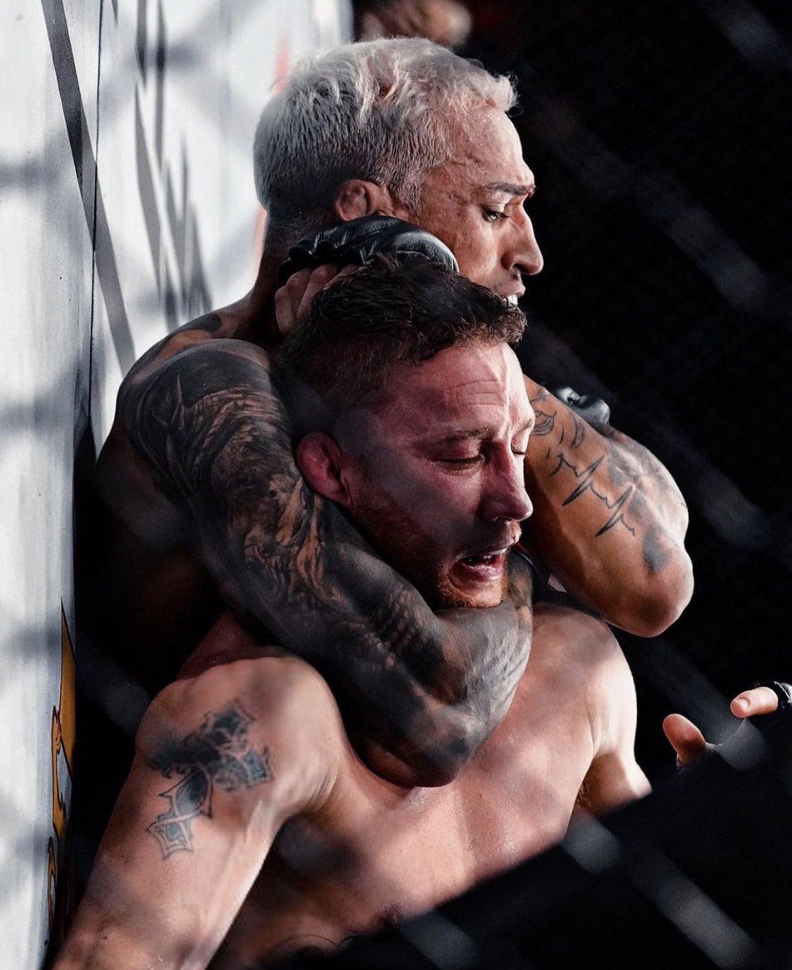 1125x1378 Fight Pics That Go Hard Oliveira submitting Justin Gaethje Phoenix, Arizona (2022)