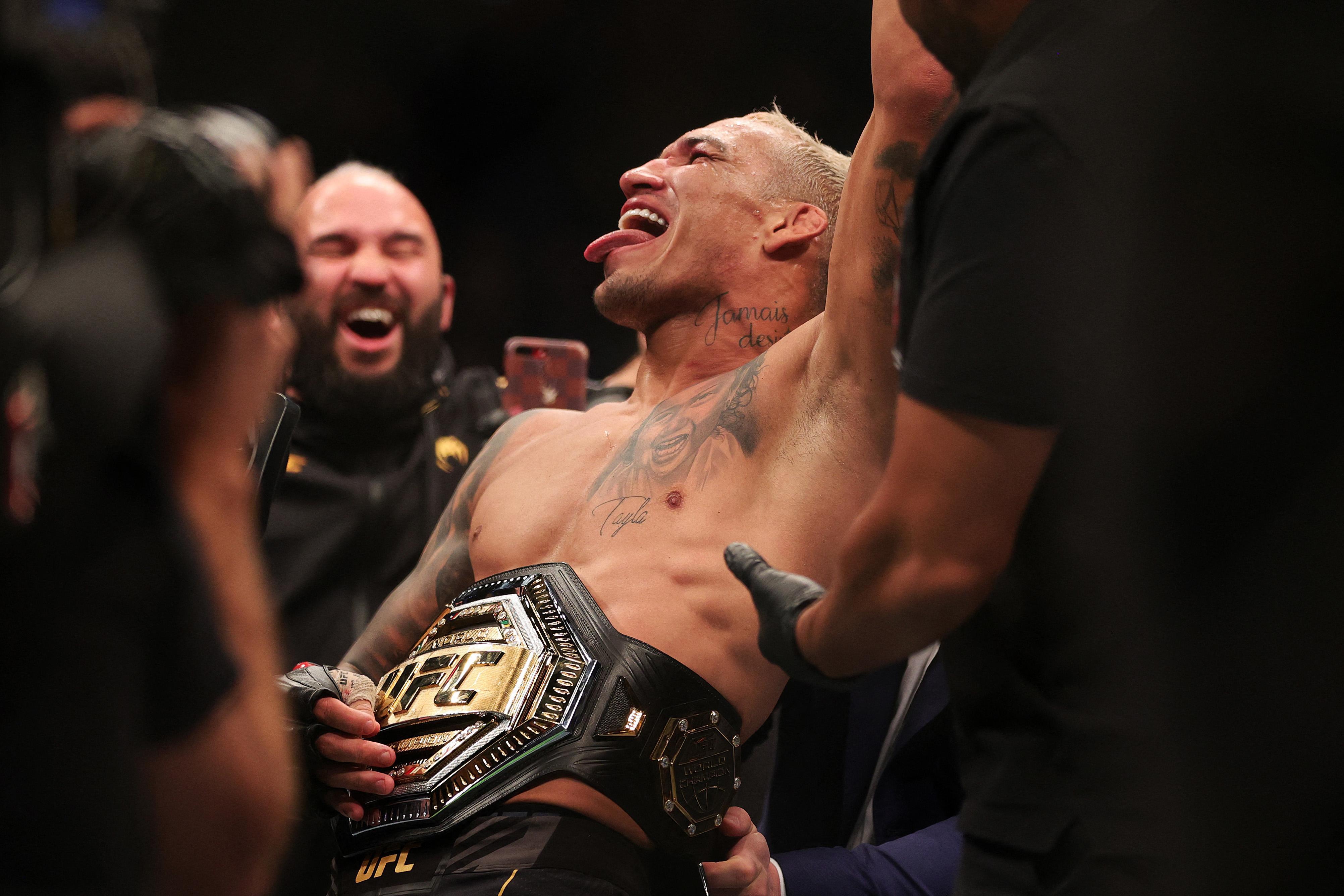 4007x2671 Charles Oliveira submits Dustin Poirier to defend UFC world title. GMA News Online
