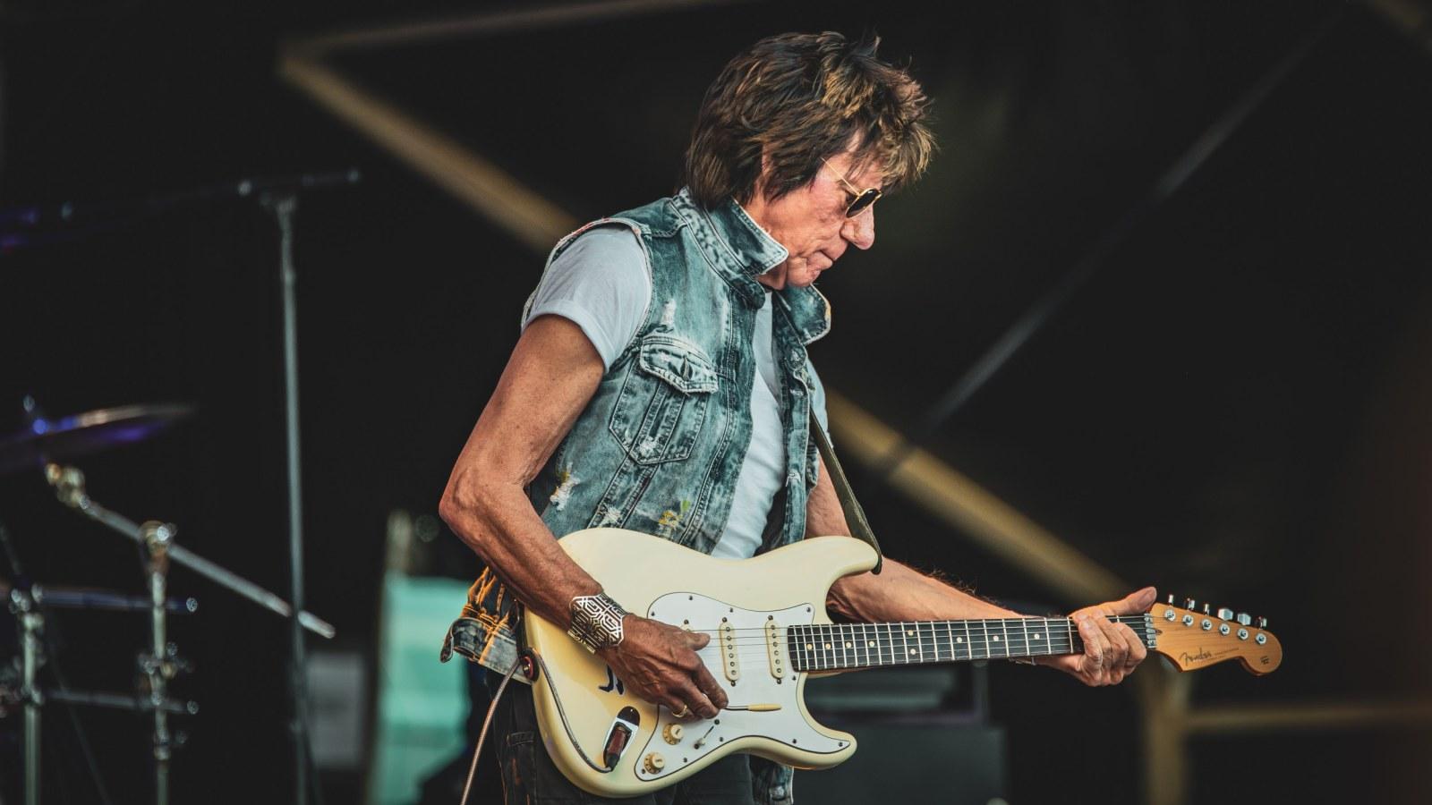1600x900 Guitar Genius' Jeff Beck's Sudden Death Stuns the Rock Music World
