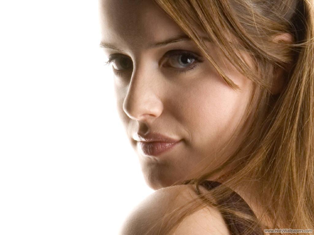 1024x768 In His Shade: Michelle Ryan Hollywood HD Wallpaper