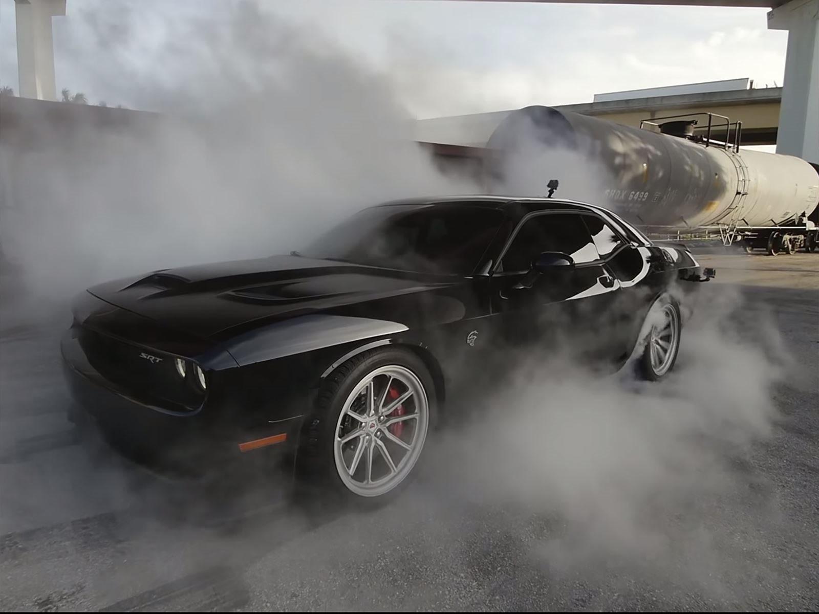 1600x1200 This Is The Most Epic Challenger Hellcat Burnout You'll Ever See