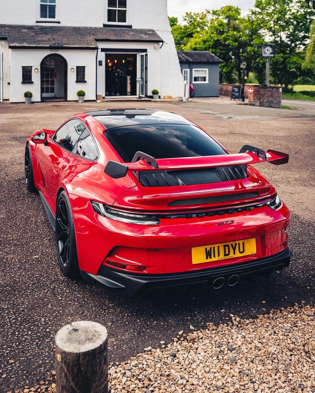 1080x1350 Porsche 911 (992) GT3
