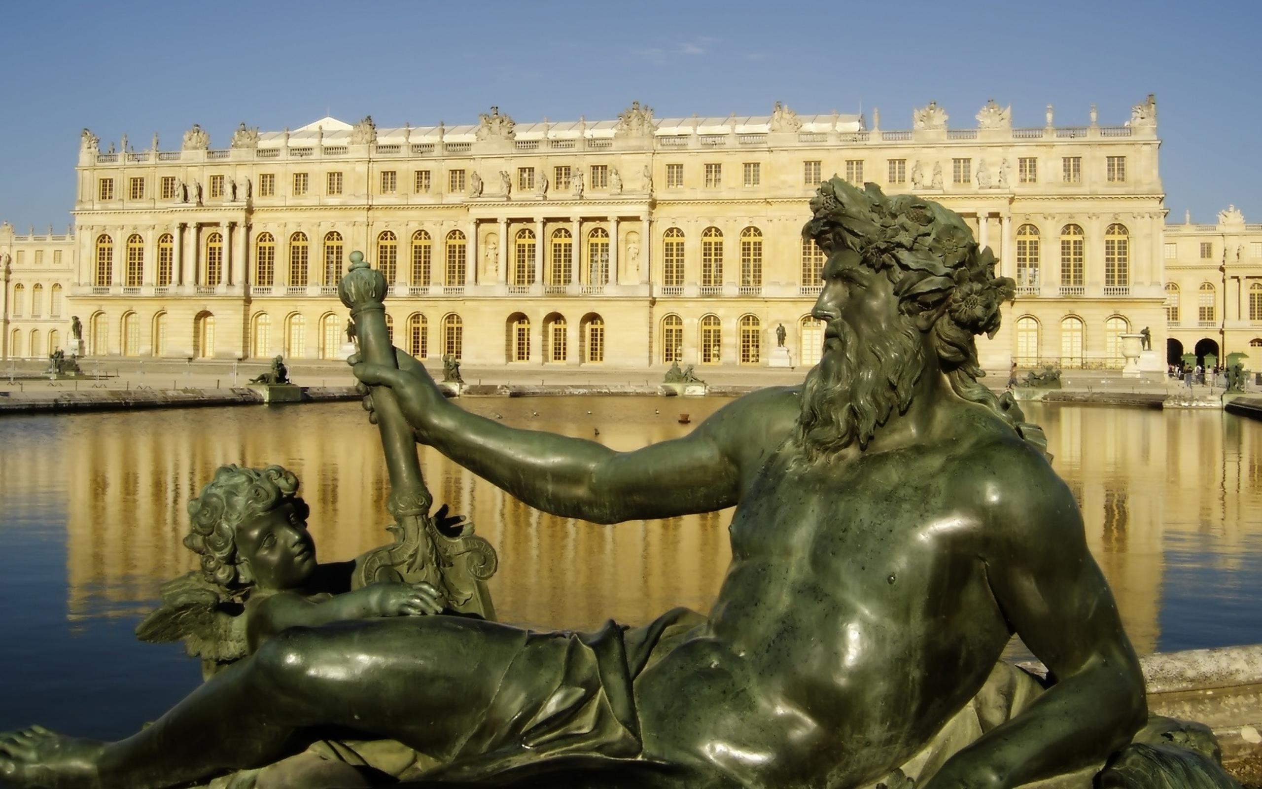 2560x1600 Palace of Versailles and a statue