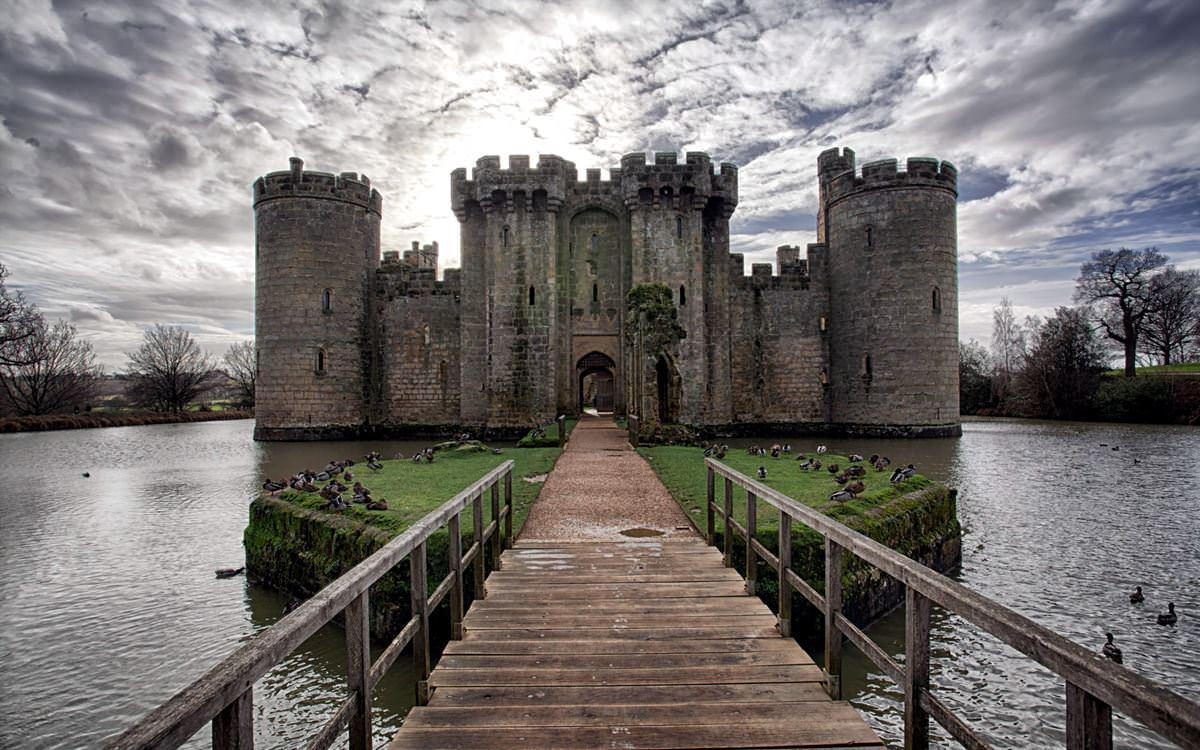 1200x750 Bodiam Castle, Robertsbridge, England (with Map & Photo)