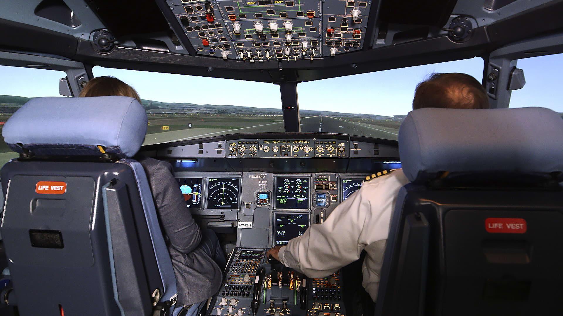 1920x1080 United Airlines pilot training behind the scenes