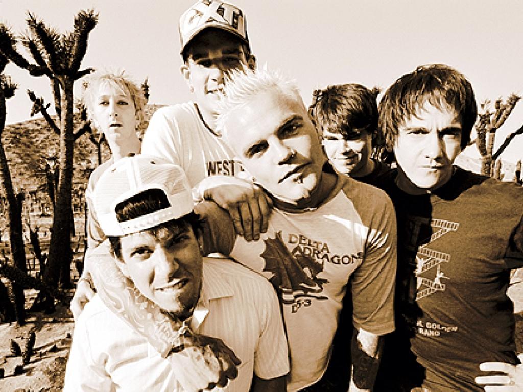 1024x768 Crazy Town