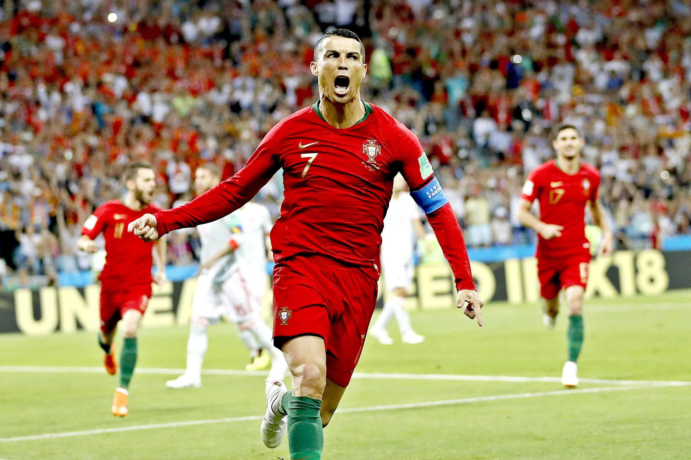 2400x1600 Cristiano Ronaldo Soccer 2018 Wallpaper