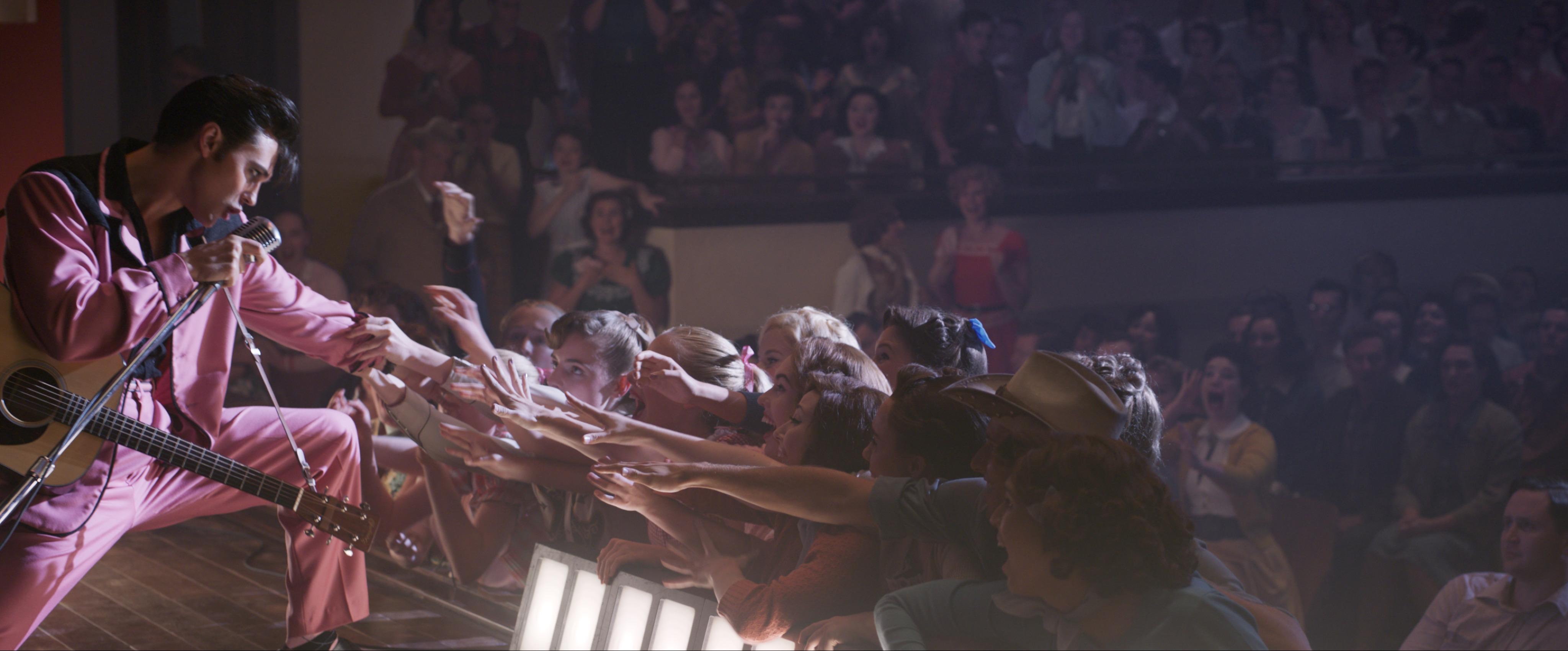 4096x1702 Elvis (2022)