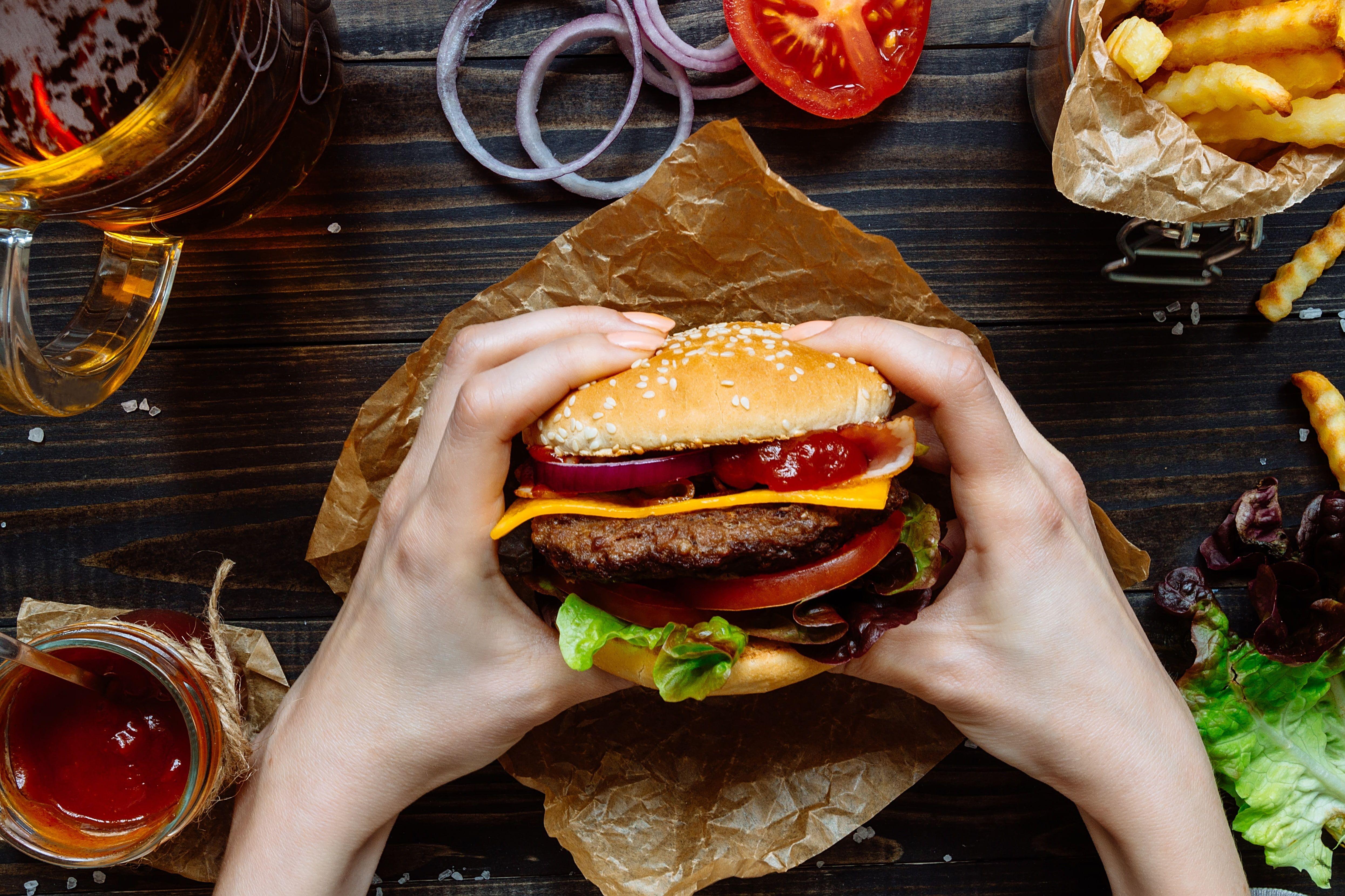 4983x3322 cheese #bow #vegetables #Patty #ketchup #roll #sesame fast food #Burger #fries K #wal. Fotografía de comida, Fotografía de alimentos, Comidas altas en calorías