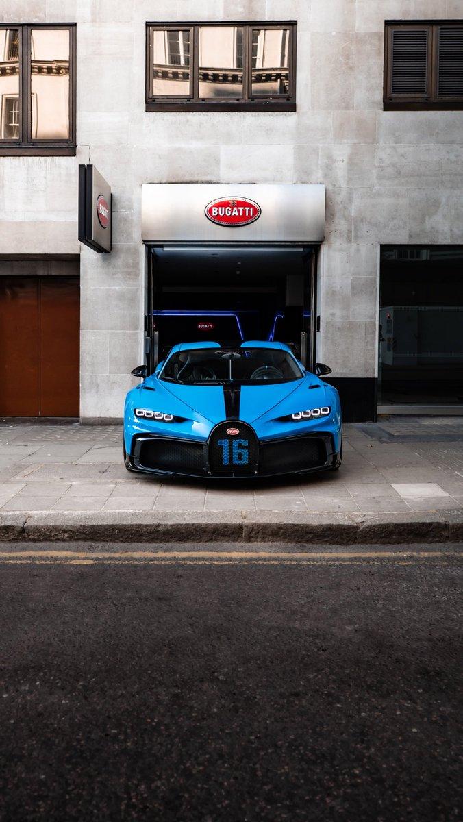 676x1200 Motor Magnet #Wallpaper of the Bugatti Chiron Pur Sport around Paris