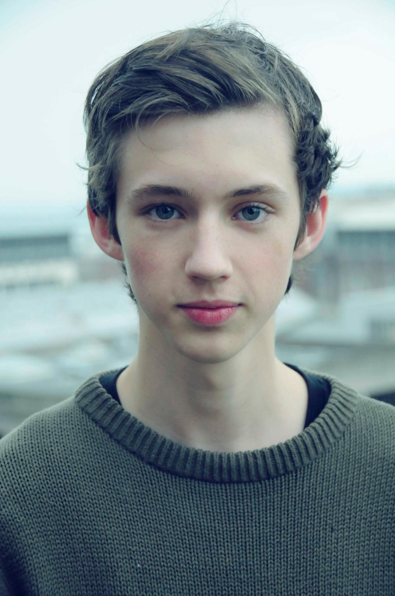 1275x1920 Troye Sivan Wallpaper