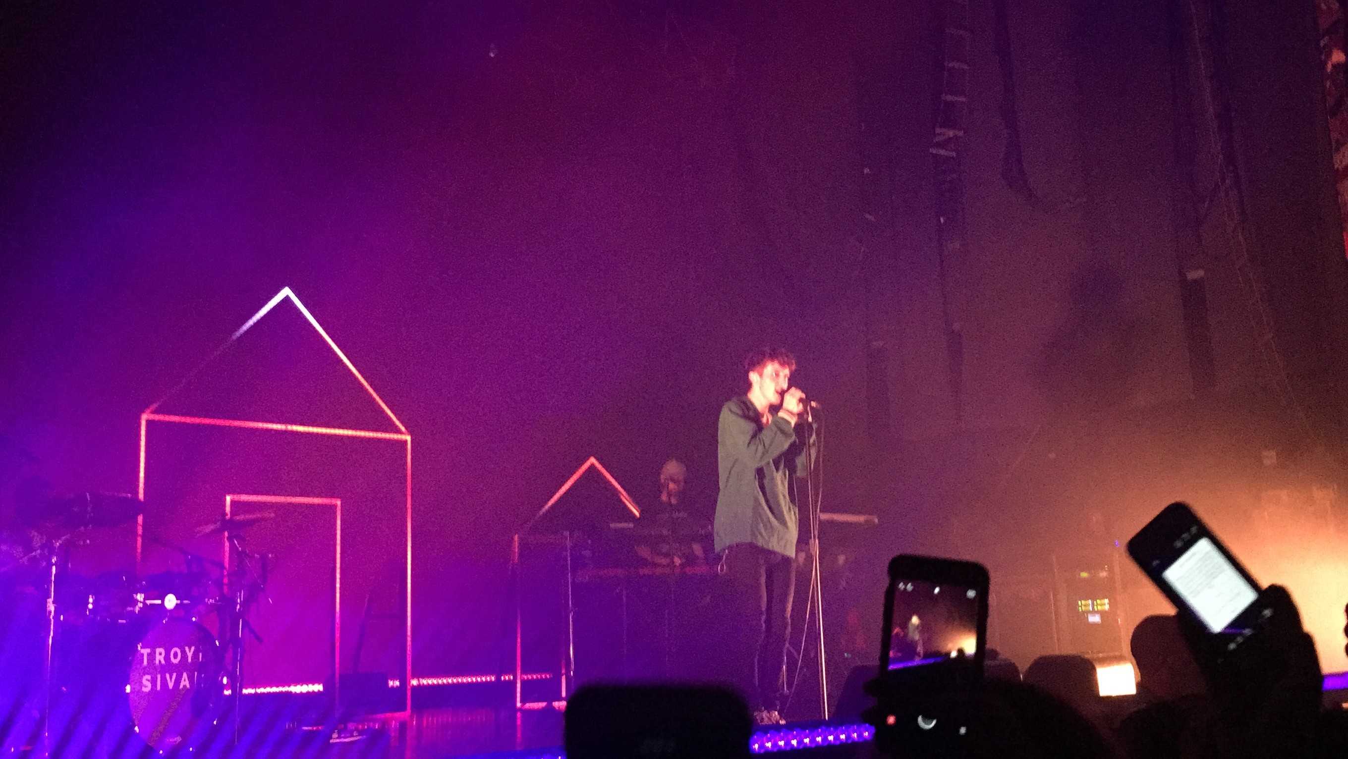 2720x1532 Troye Sivan Wallpaper pictuers)