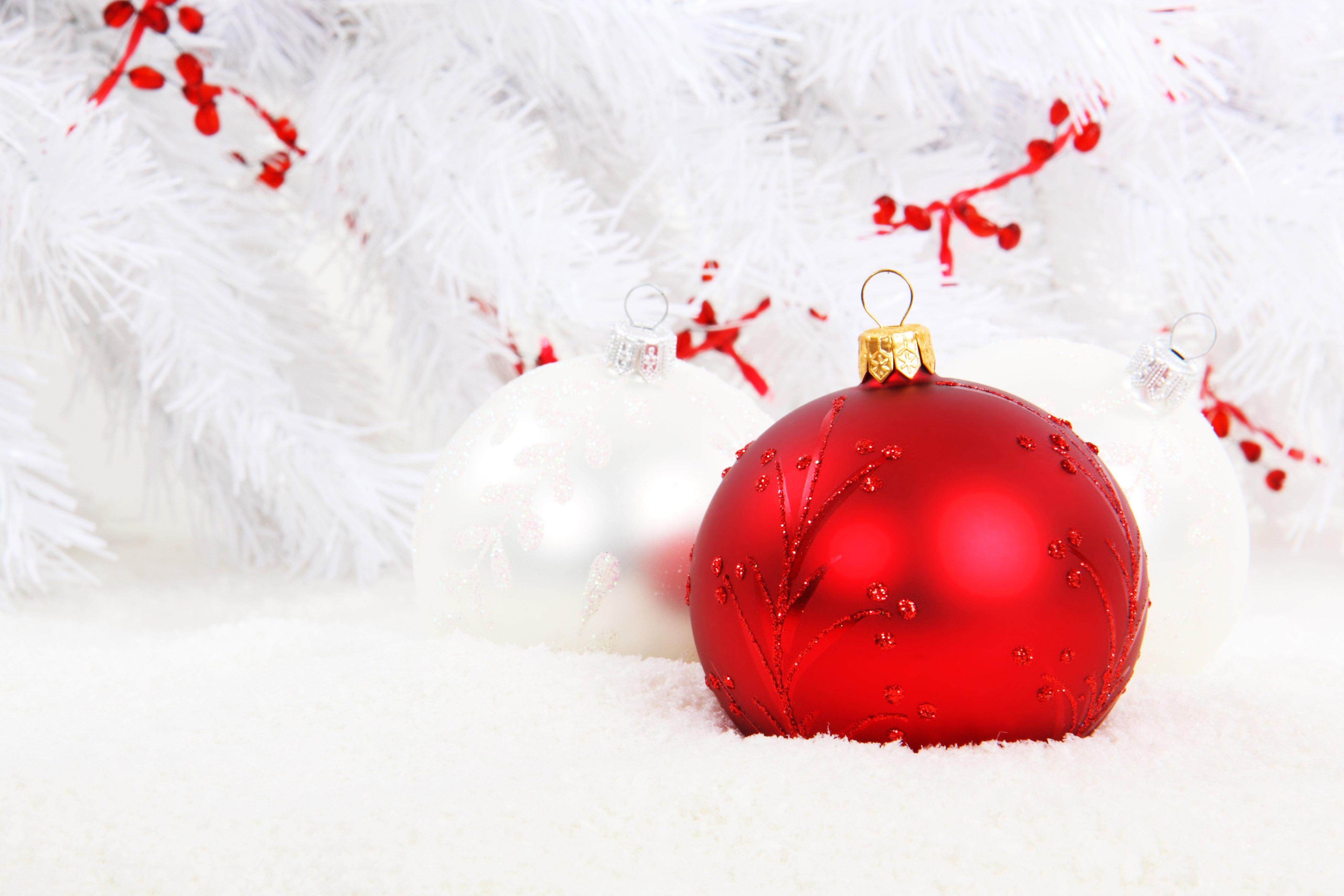 4158x2772 red christmas ball or bauble decoration on white background. Free Textures, Photo & Background Image