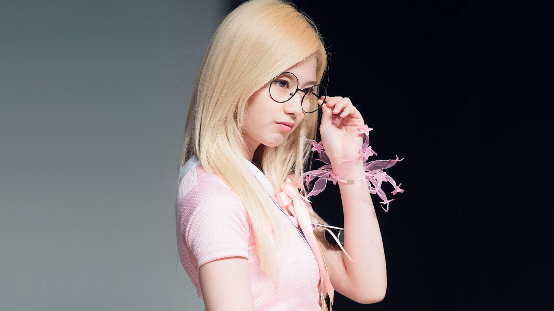 1920x1080 Sana K Pop TWICE Cute Glasses Blonde. Wallpaper. 사진, 바탕 화면, 배경화면 사진