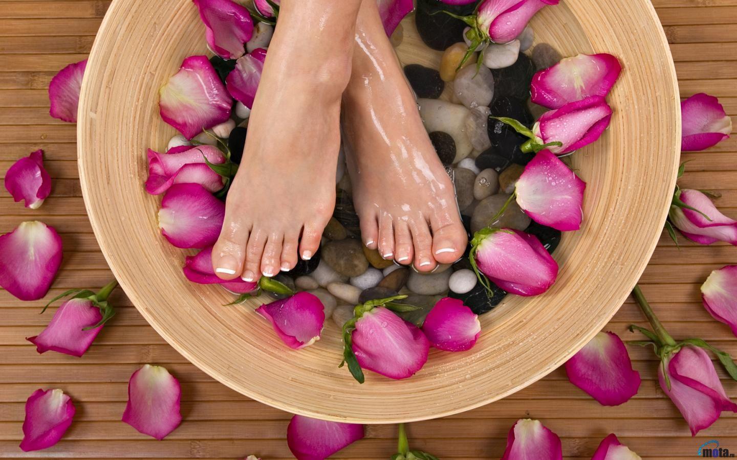1440x900 Download Wallpaper Rose petals and women's feet (1440 x 900 widescreen). Desktop wallpaper and photo. How to do pedicure, Pedicure at home, Foot spa
