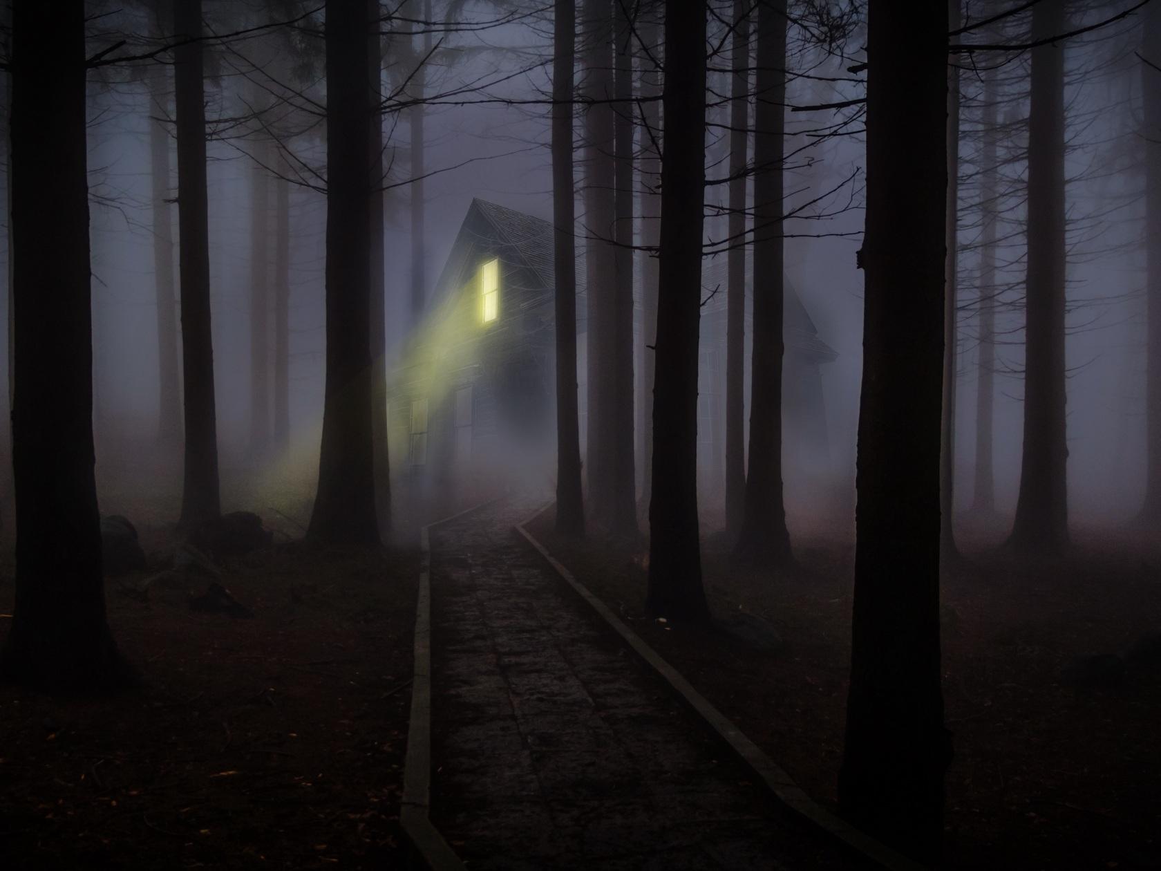 1680x1260 Wallpaper 4k house, forest, fog, creepy, night 4k Wallpaper