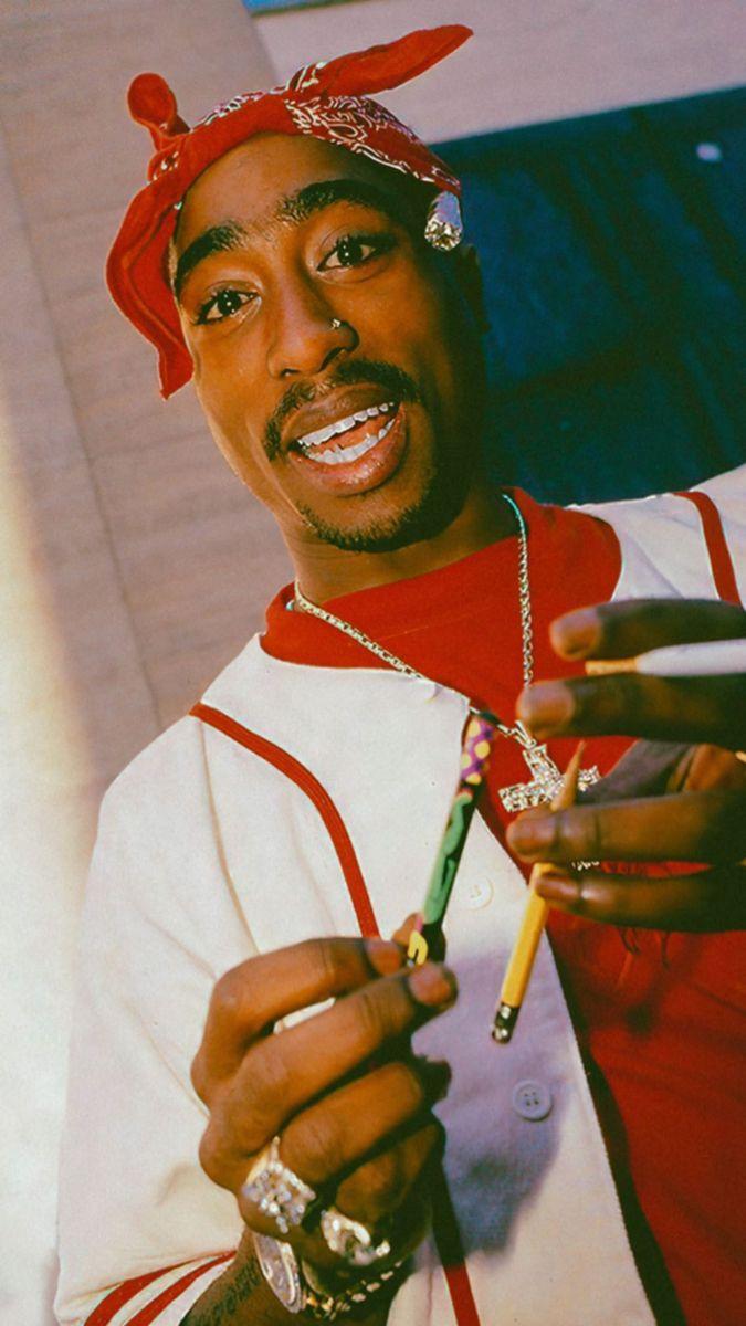 675x1200 Tupac Smoking Wallpaper