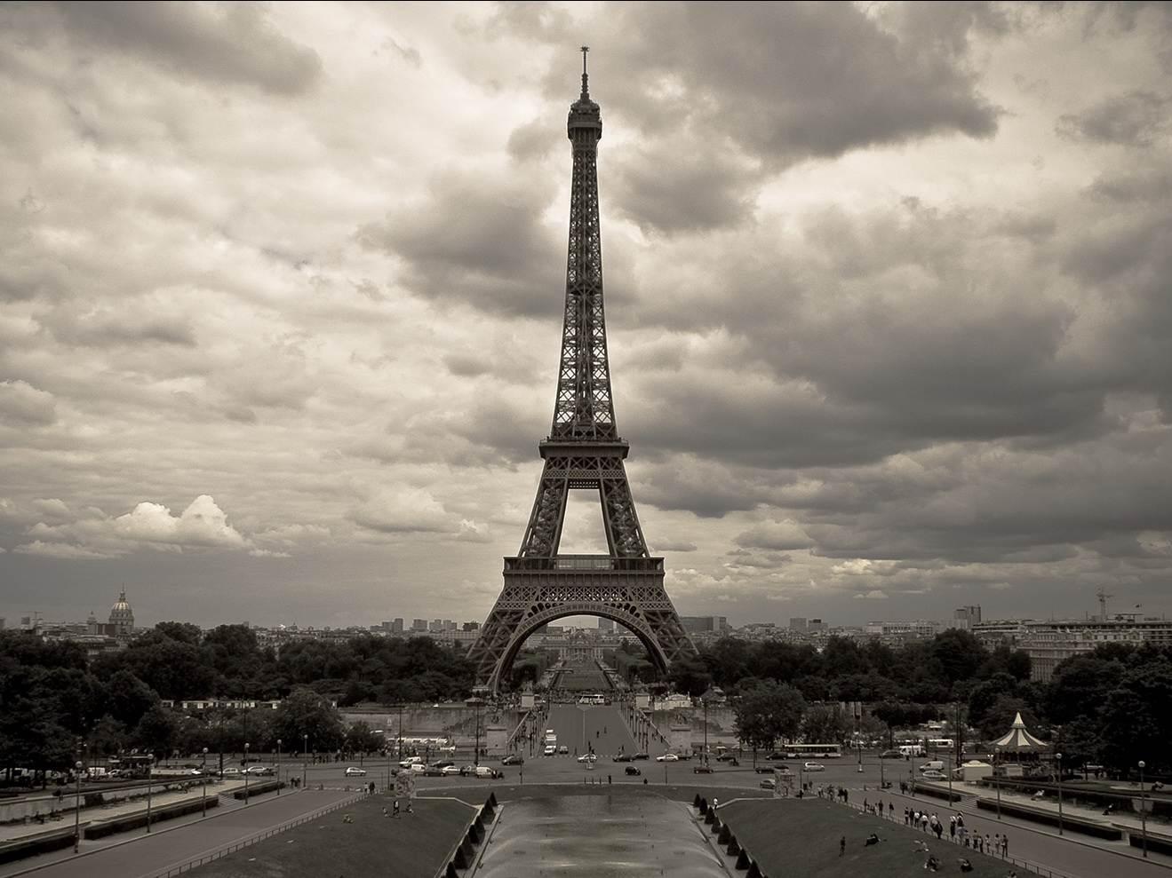 1319x989 Black and White Paris Wallpaper