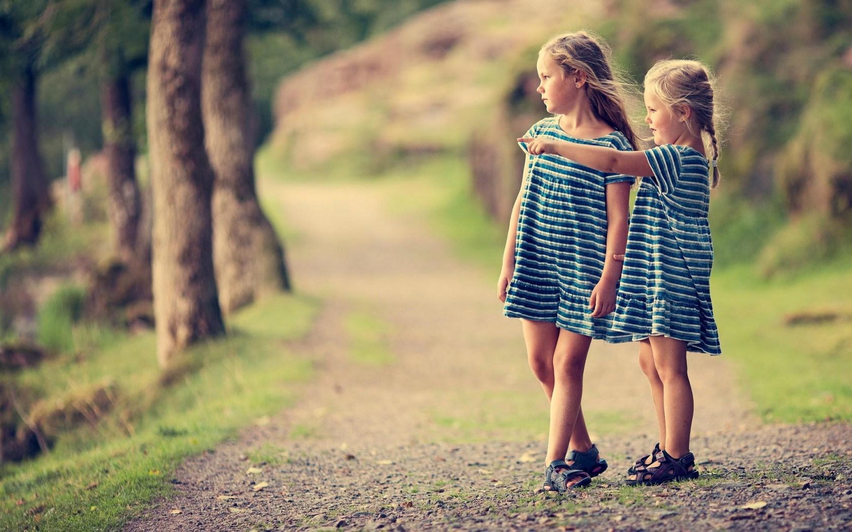 1680x1050 Girls Child Blonde Mood Wallpaper