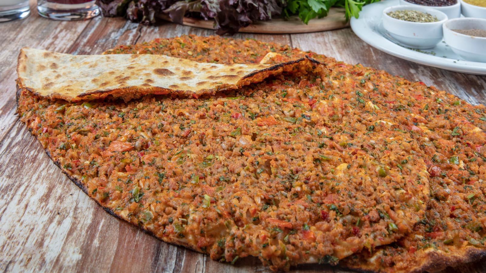 1600x900 Lahmacun, lahmacun olalı böyle eziyet görmedi! Hem fiyatı hem de içindekiler olay yarattı