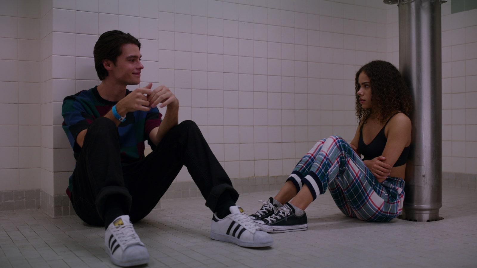 1600x900 Ginny & Georgia (2021)