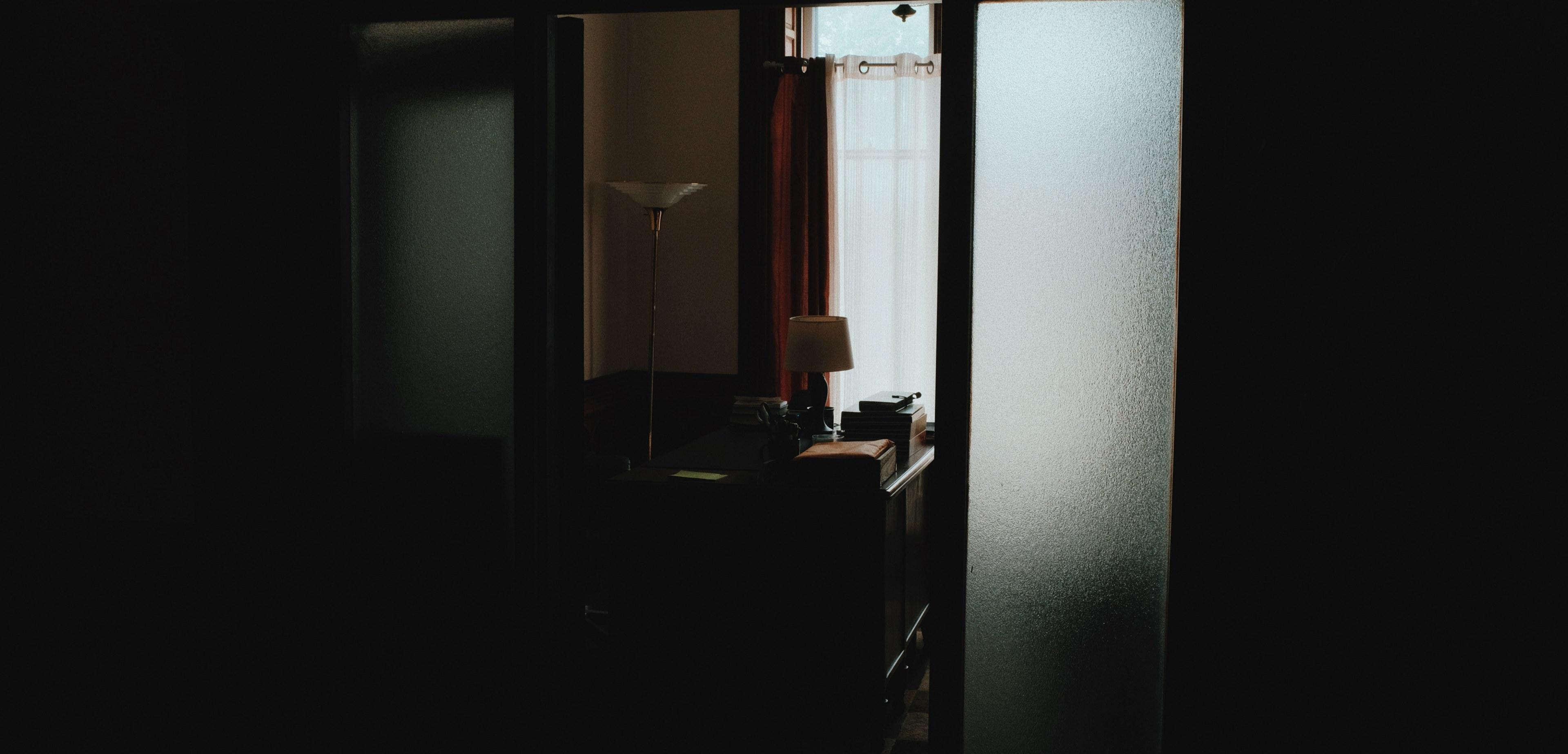 3840x1848 Wallpaper / dark hallway leading to office with desk and lamp, empty room 4k wallpaper free download