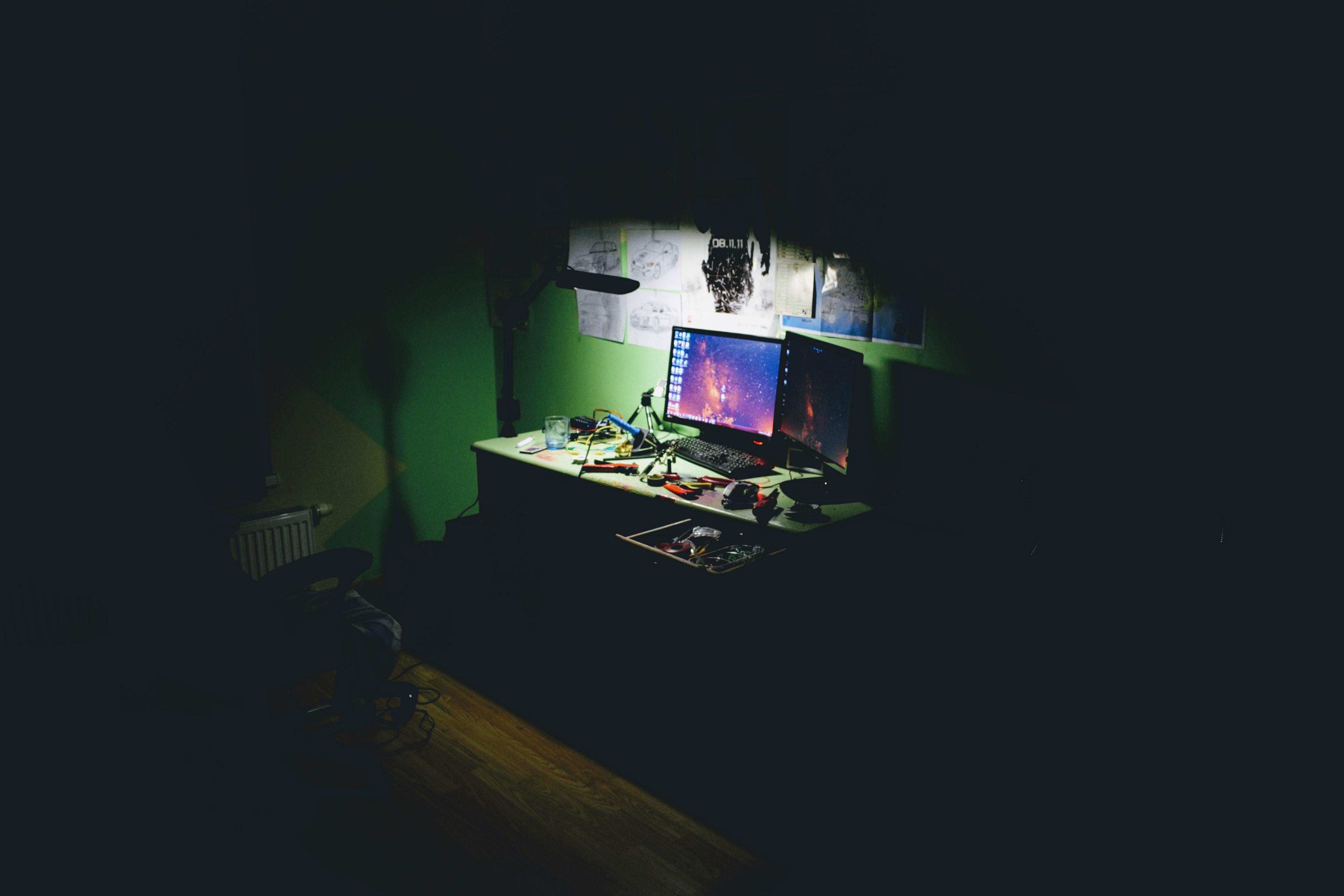 3840x2560 Wallpaper / dark desk office and illuminated HD 4k wallpaper free download