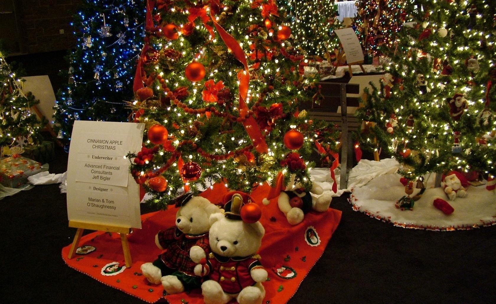 1680x1030 Christmas trees, Ornaments, Shop, Garlands, Toys, Teddy bear