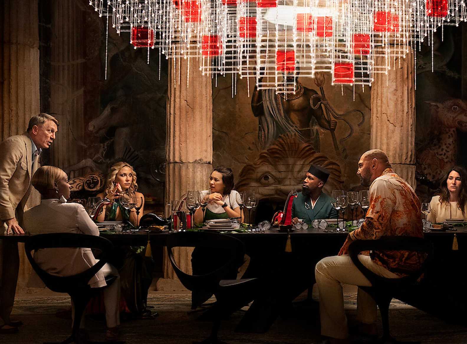 Достать ножи 2: стеклянная луковица (2022). Персонажи из фильмов. Стеклянная луковица 2022. Стеклянная луковица 2022. Knives out стеклянная луковица.