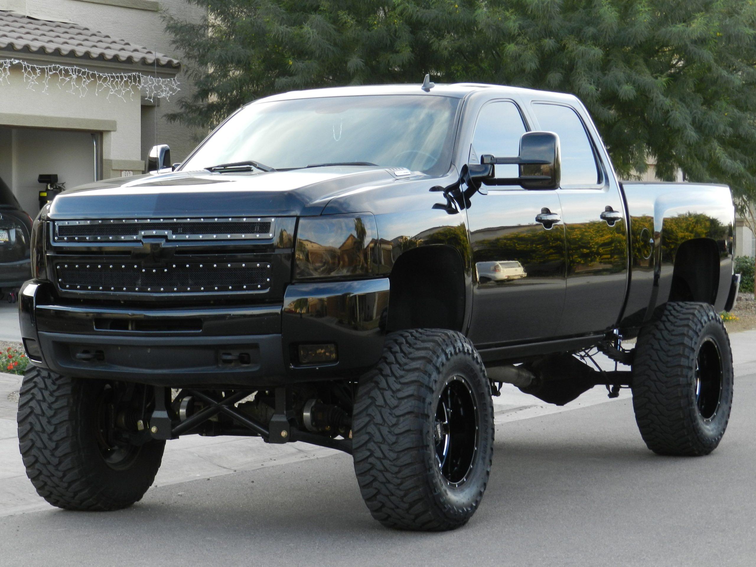 2560x1920 Lifted Chevy Trucks Wallpaper