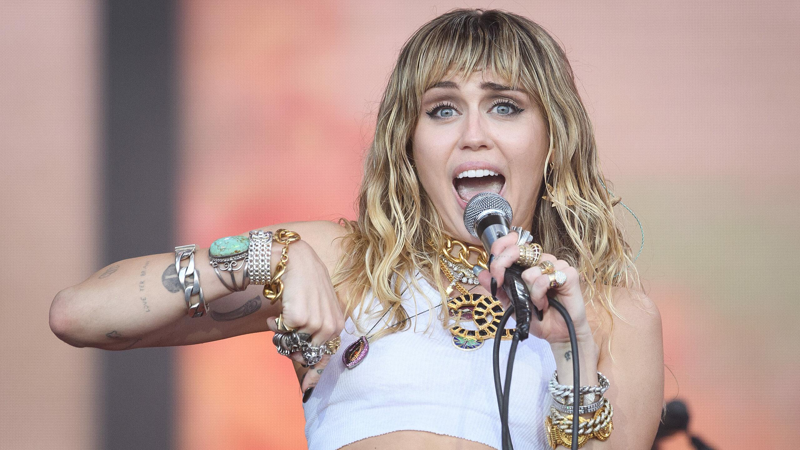 2560x1440 The Truth Behind Miley Cyrus' Single Flowers and Liam Hemsworth