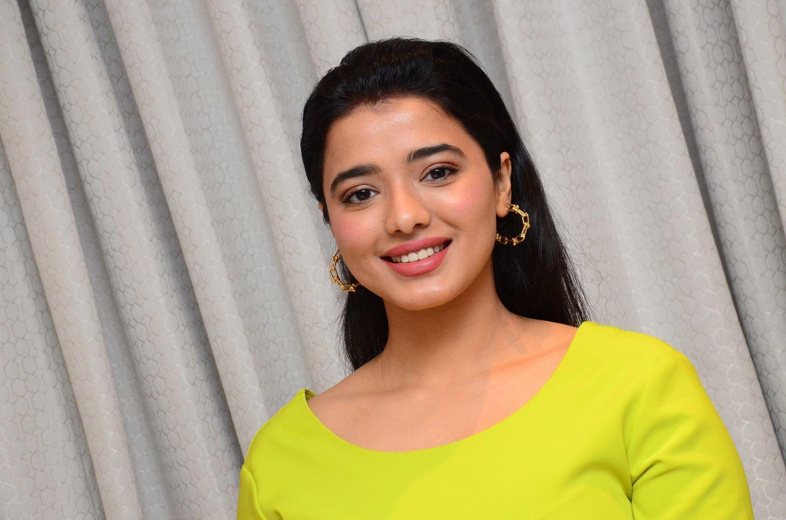1600x1060 Actress Ketika Sharma Latest Pics in Green Yellow Dress