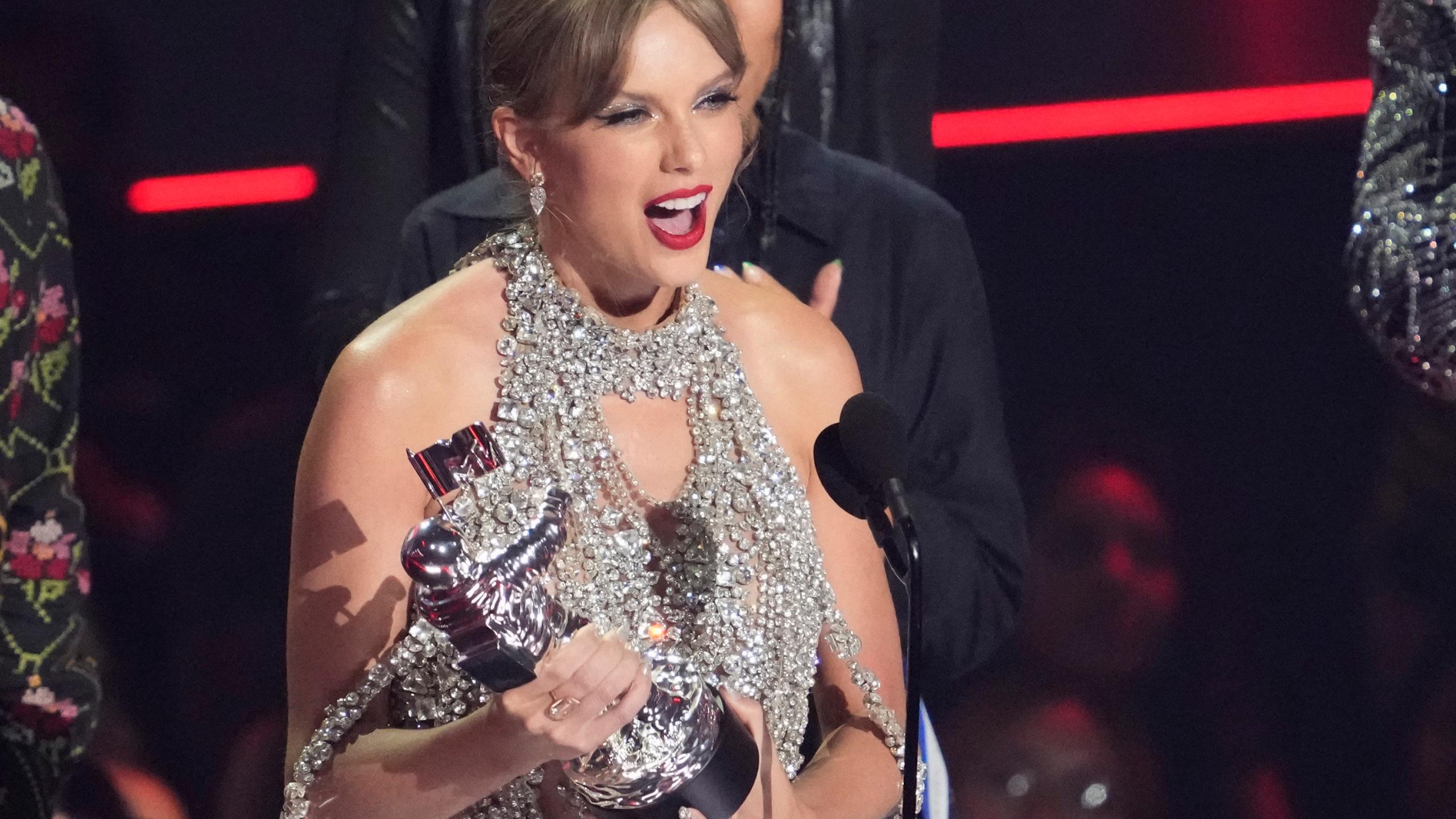 2560x1440 Midnights: Taylor Swift's 10th album released