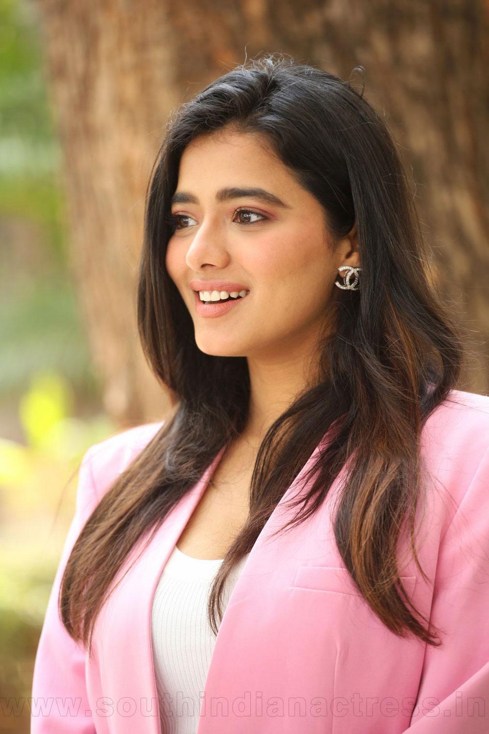 1000x1500 Ketika Sharma stills at Romantic movie Pre Release Function