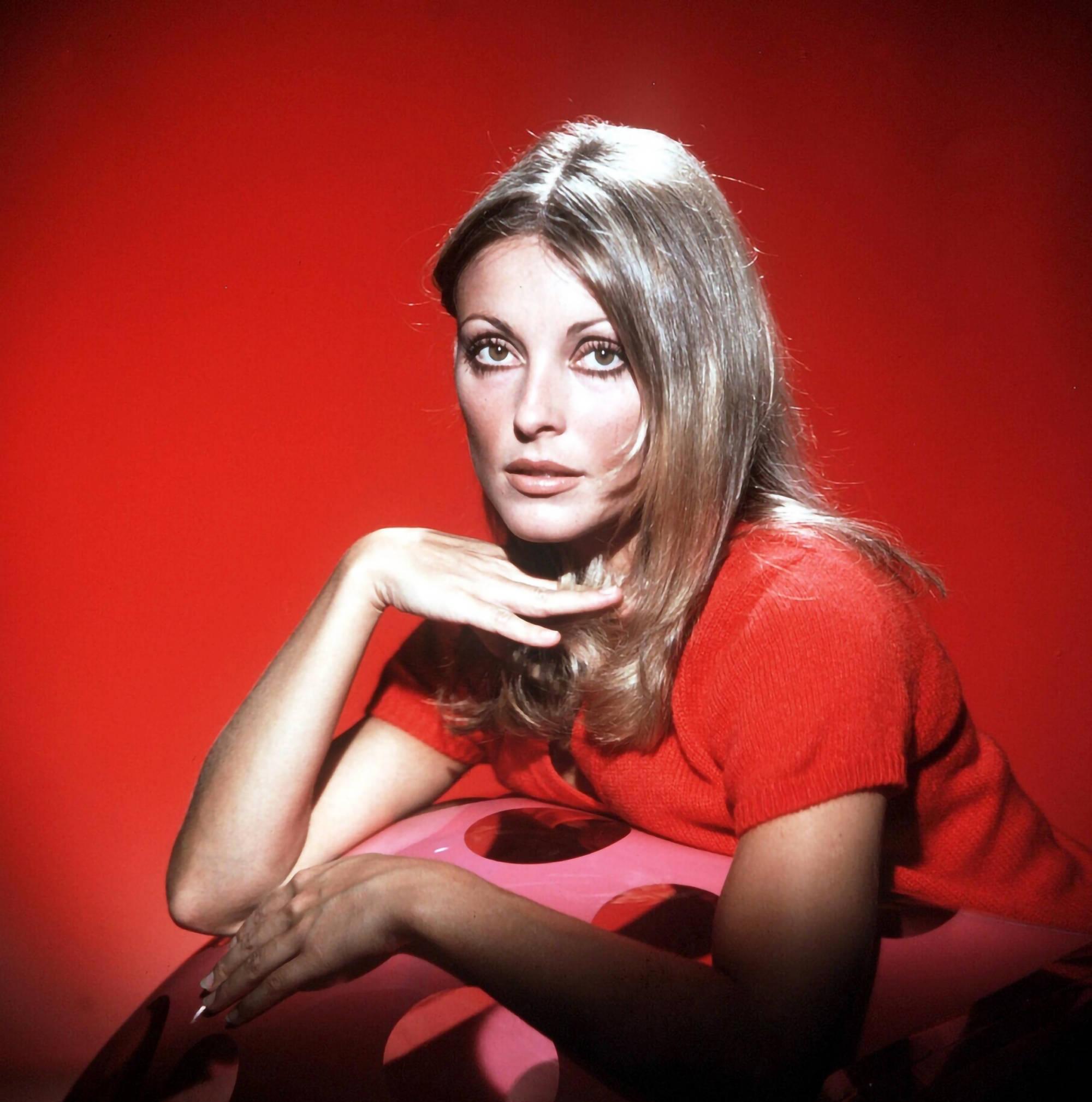 2000x2018 Download Sharon Tate On Red Wallpaper