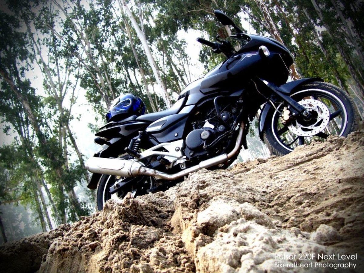 1200x900 Bajaj Pulsar 220 Still A Hot Buy!