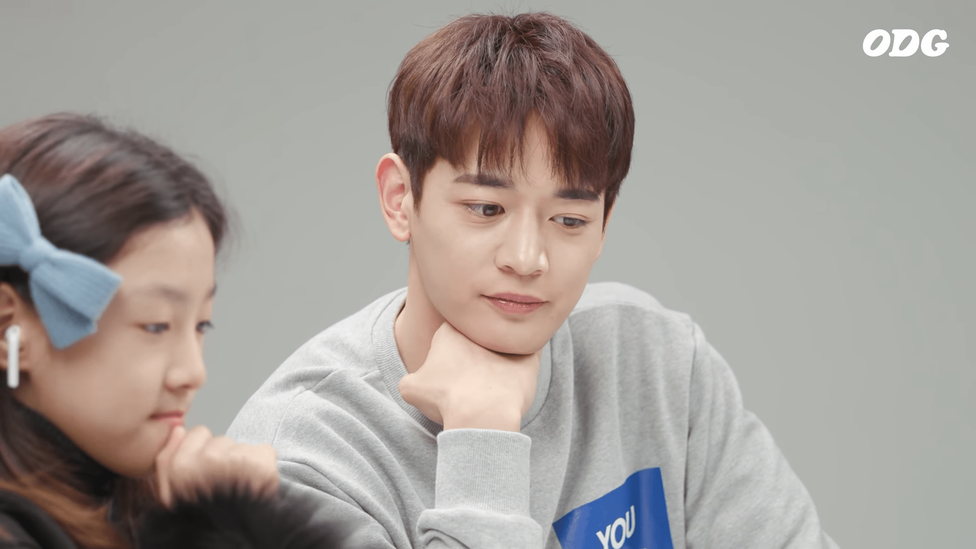 1920x1080 SHINee's Minho kindly explains to a child why Jonghyun is not here and introduces him as a 'good uncle'