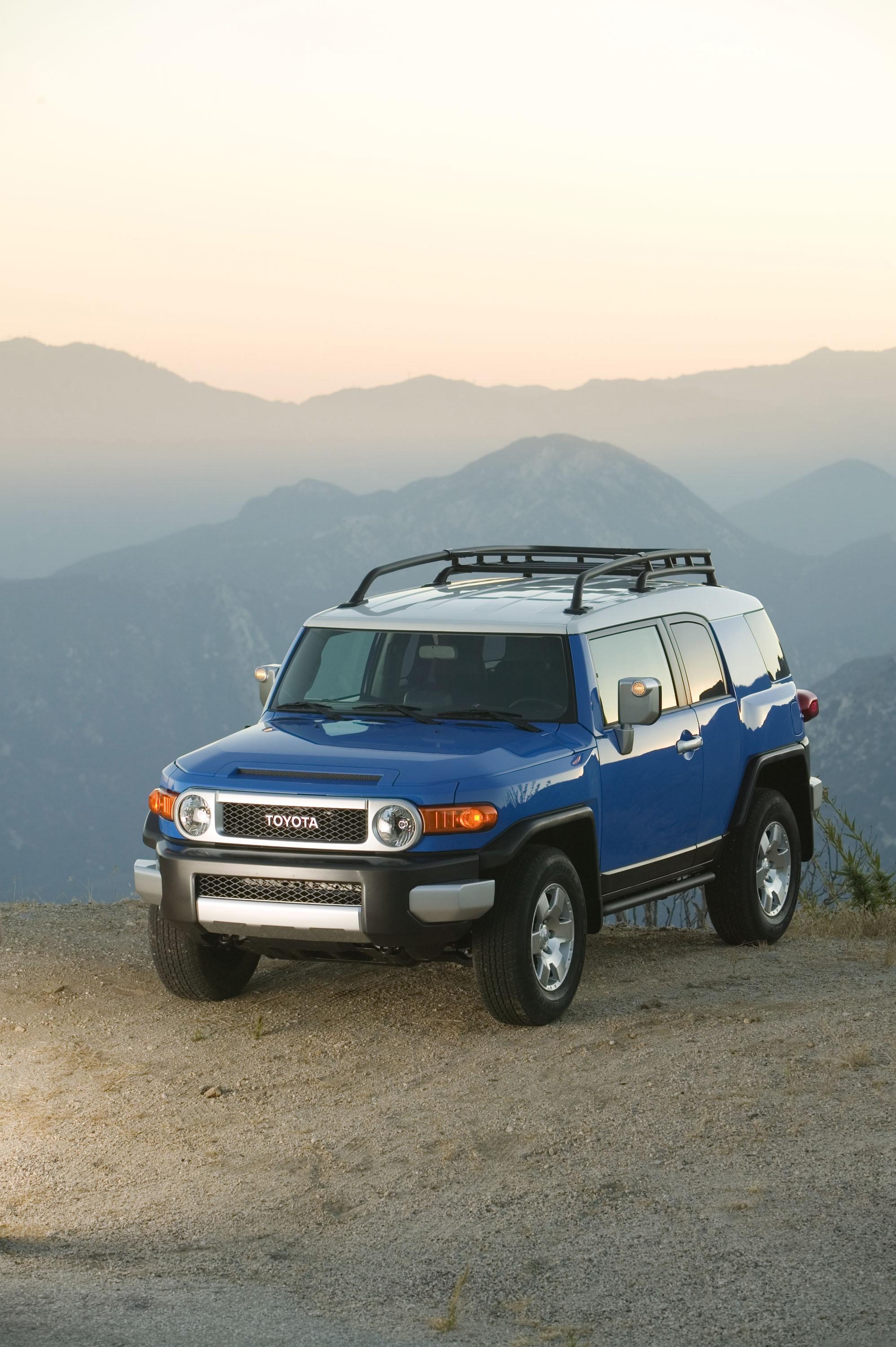 1996x3000 2010 Toyota FJ Cruiser 004 USA Newsroom