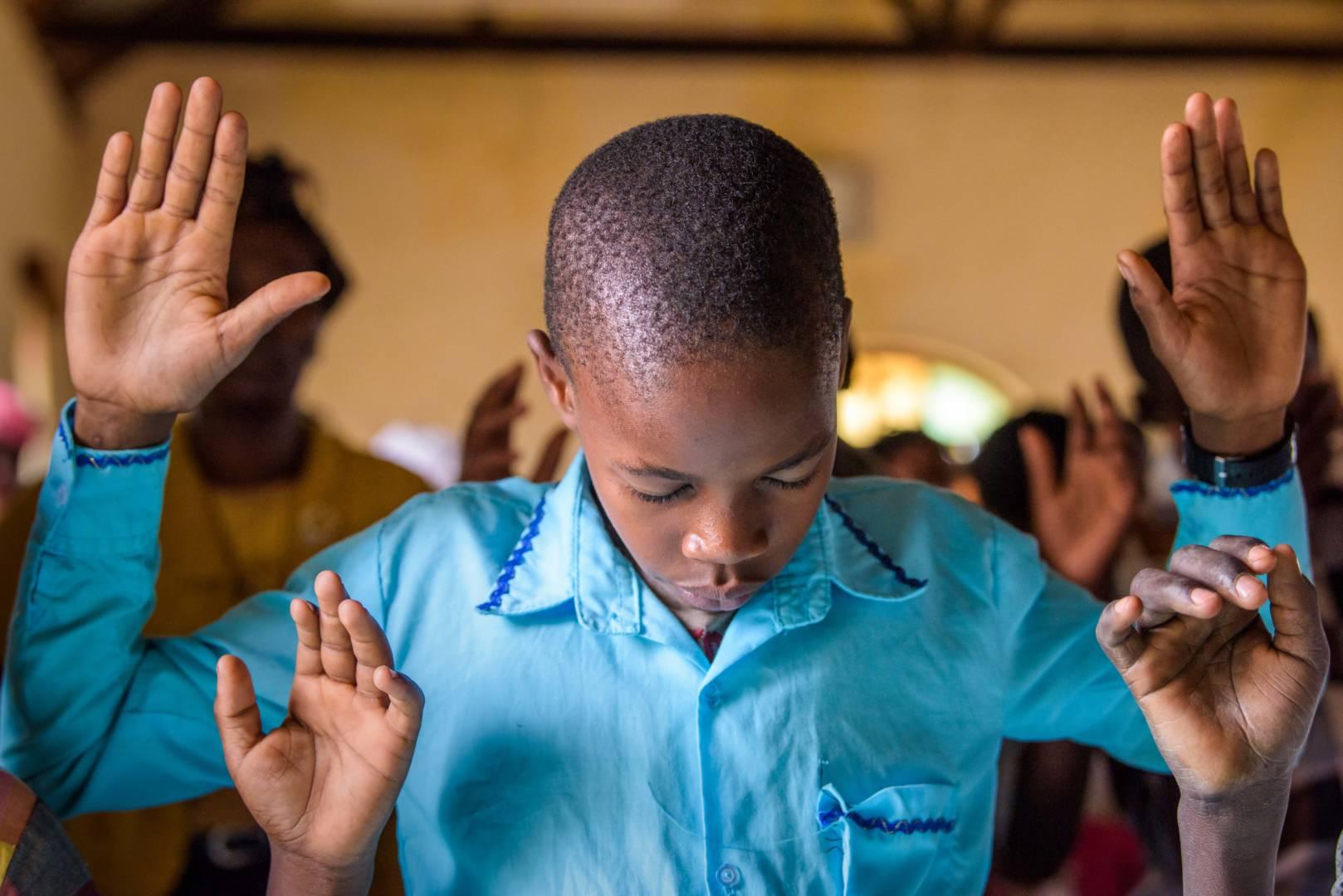 1618x1080 Photos of worship and praise around the world
