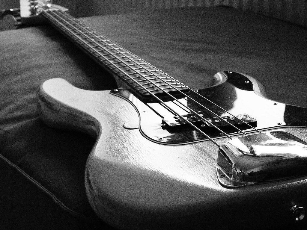 1024x768 Fender Bass Wallpaper