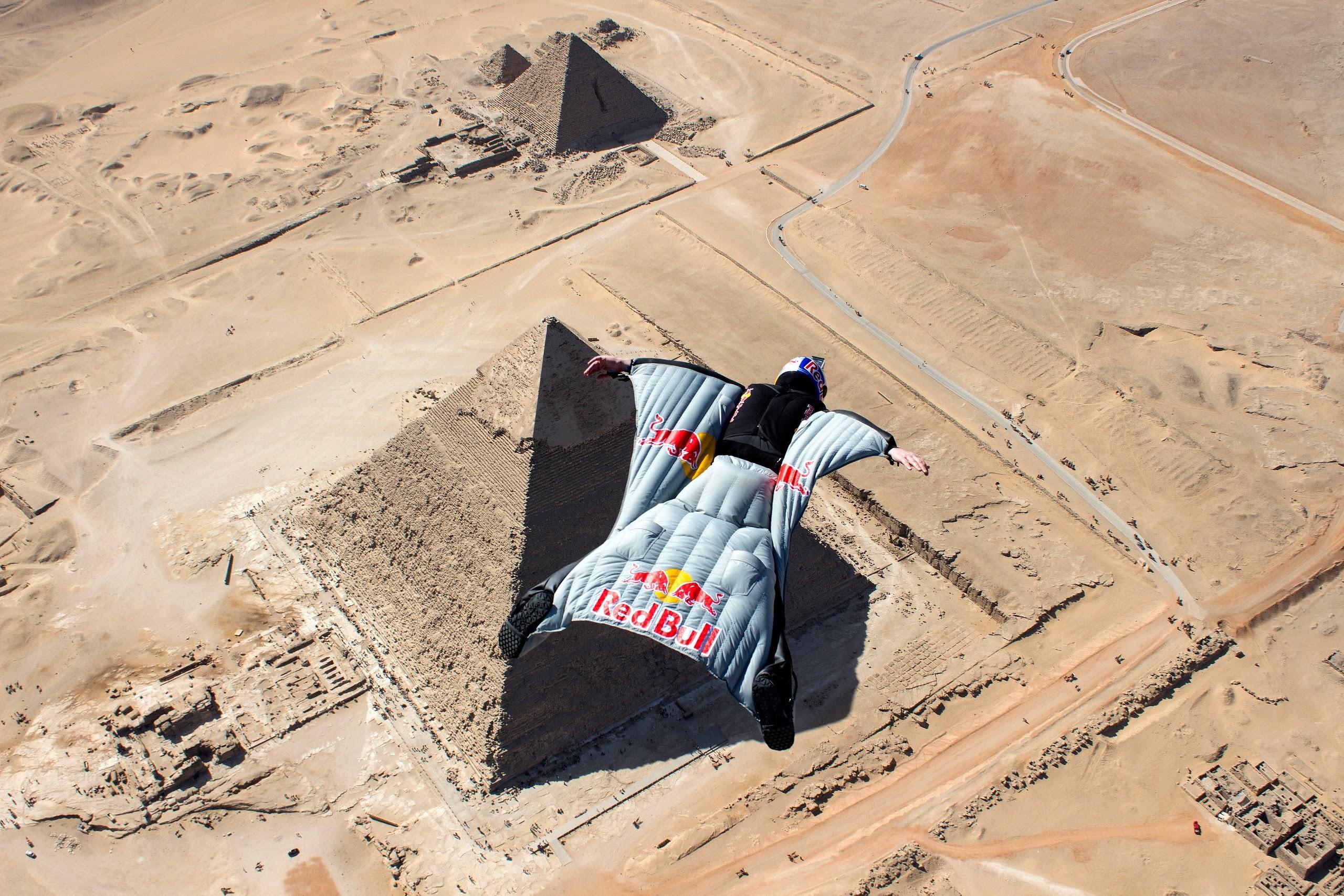 2560x1707 The man in the flying suit of pyramids Desktop wallpaper 1440x900