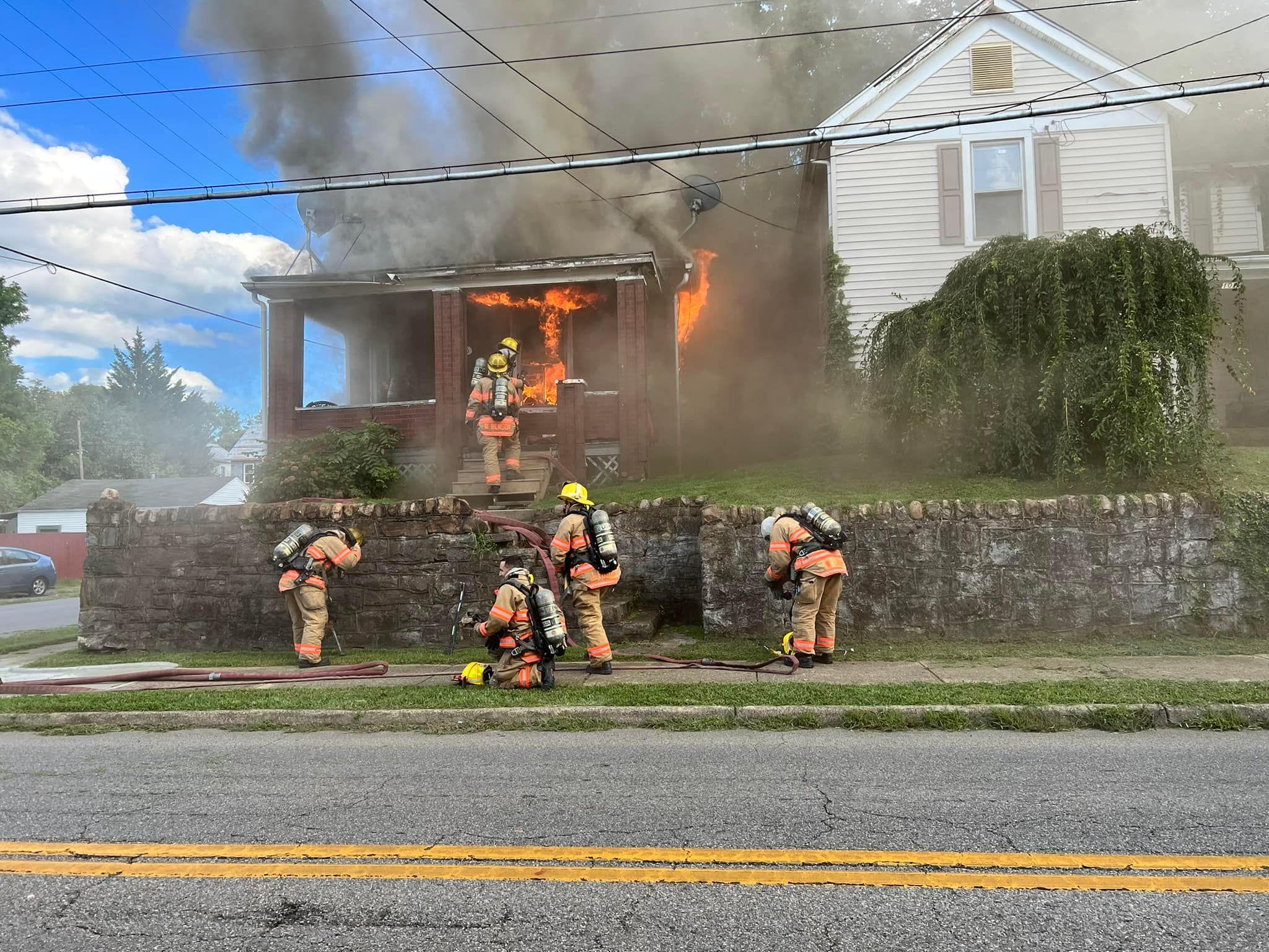 2048x1536 Firefighters battle house fire in SE Roanoke, one person hurt