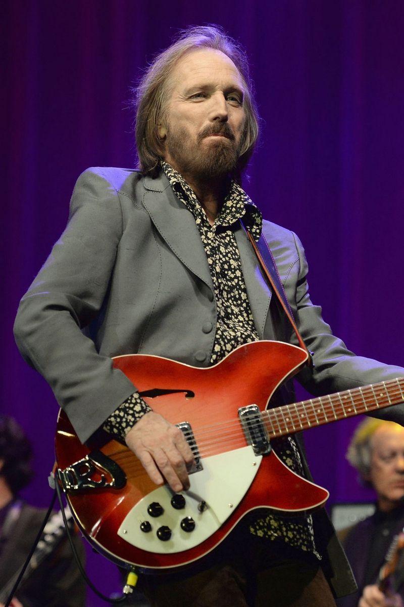 800x1200 Download wallpaper 800x1200 tom petty, heartbreakers, bonnaroo 2015