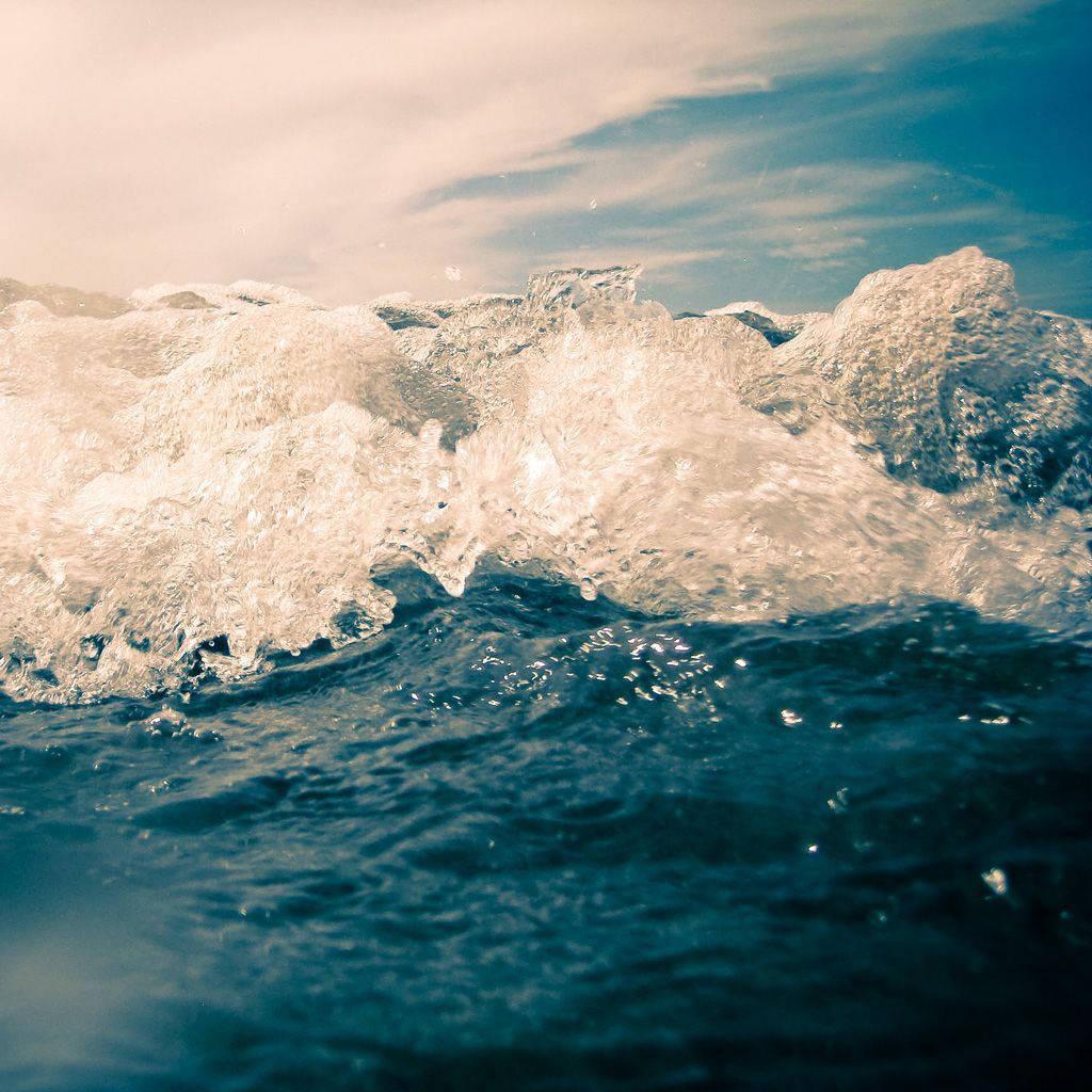 1024x1024 Download Raging Ocean Waves iPad Mini Wallpaper