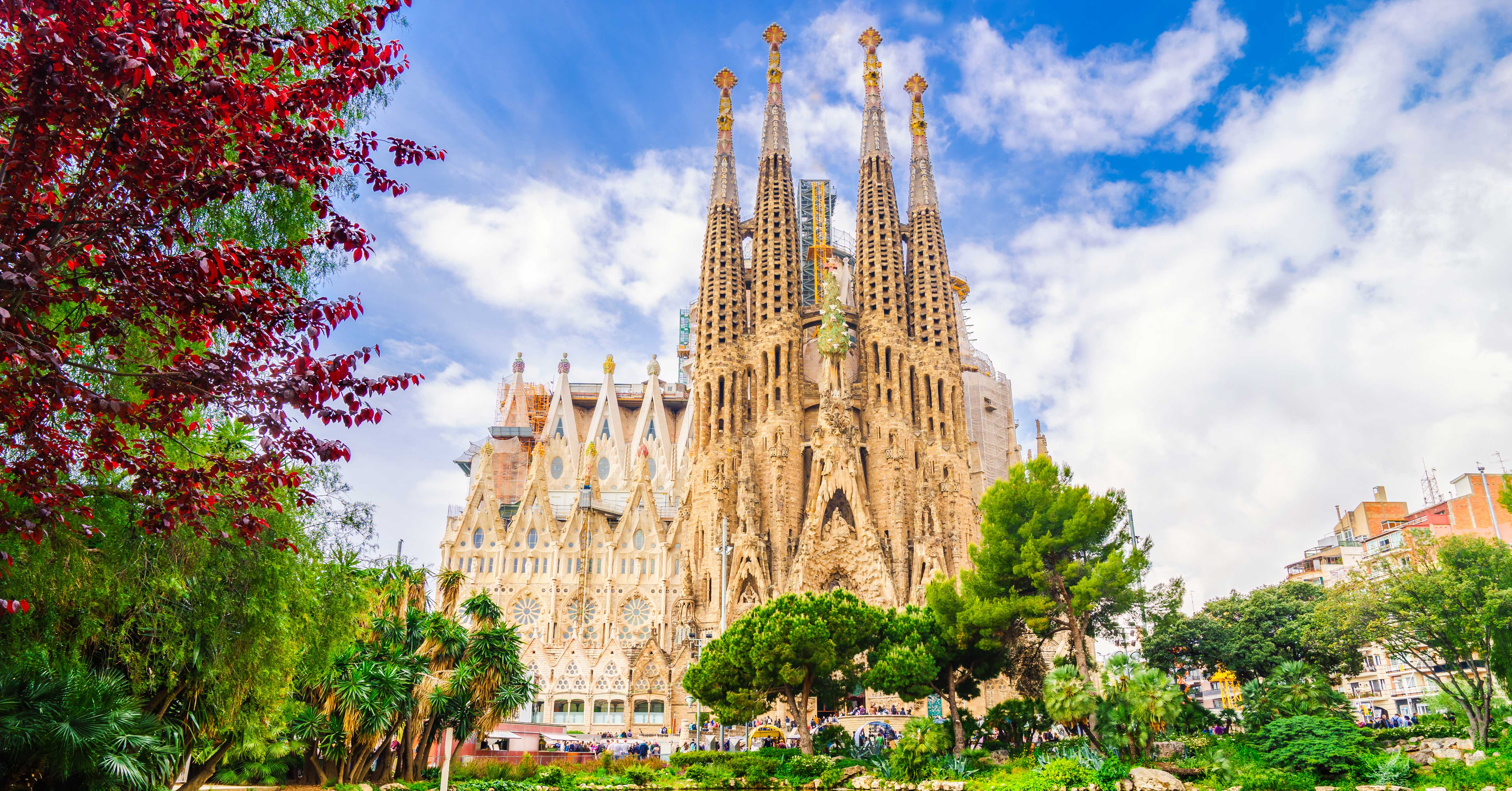 5196x2719 Conversation Sagrada Familia