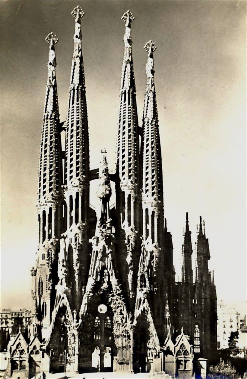 867x1330 barcelonasagrada picture, barcelonasagrada photo, barcelonasagrada wallpaper. Sagrada familia, Old postcards, Barcelona
